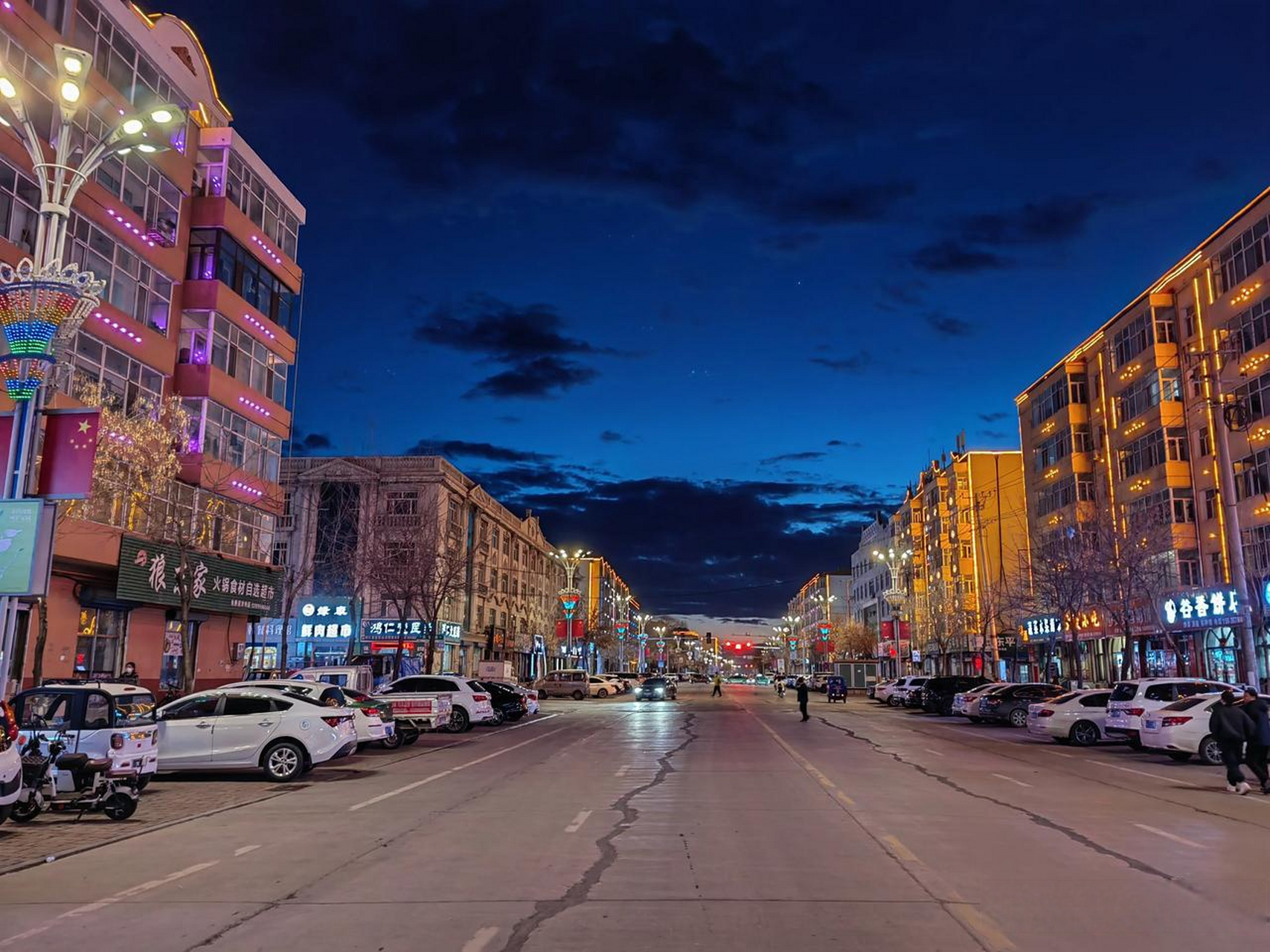 黑龙江鹤岗萝北县夜色街景