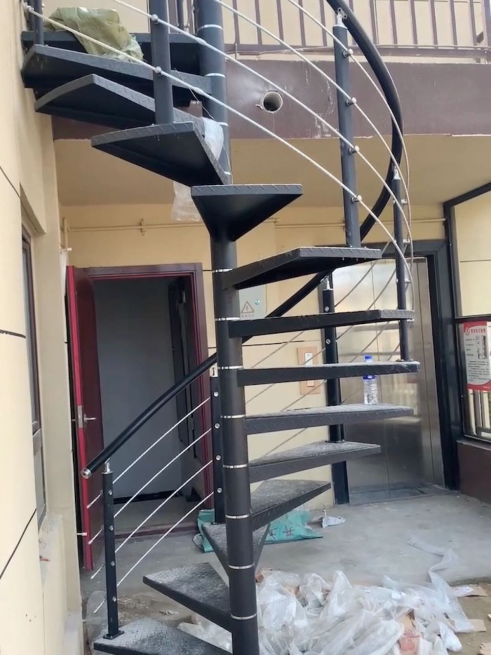 3000元搞定室外旋转楼梯 室外楼梯踏步板是碳钢防滑板材质采用静电