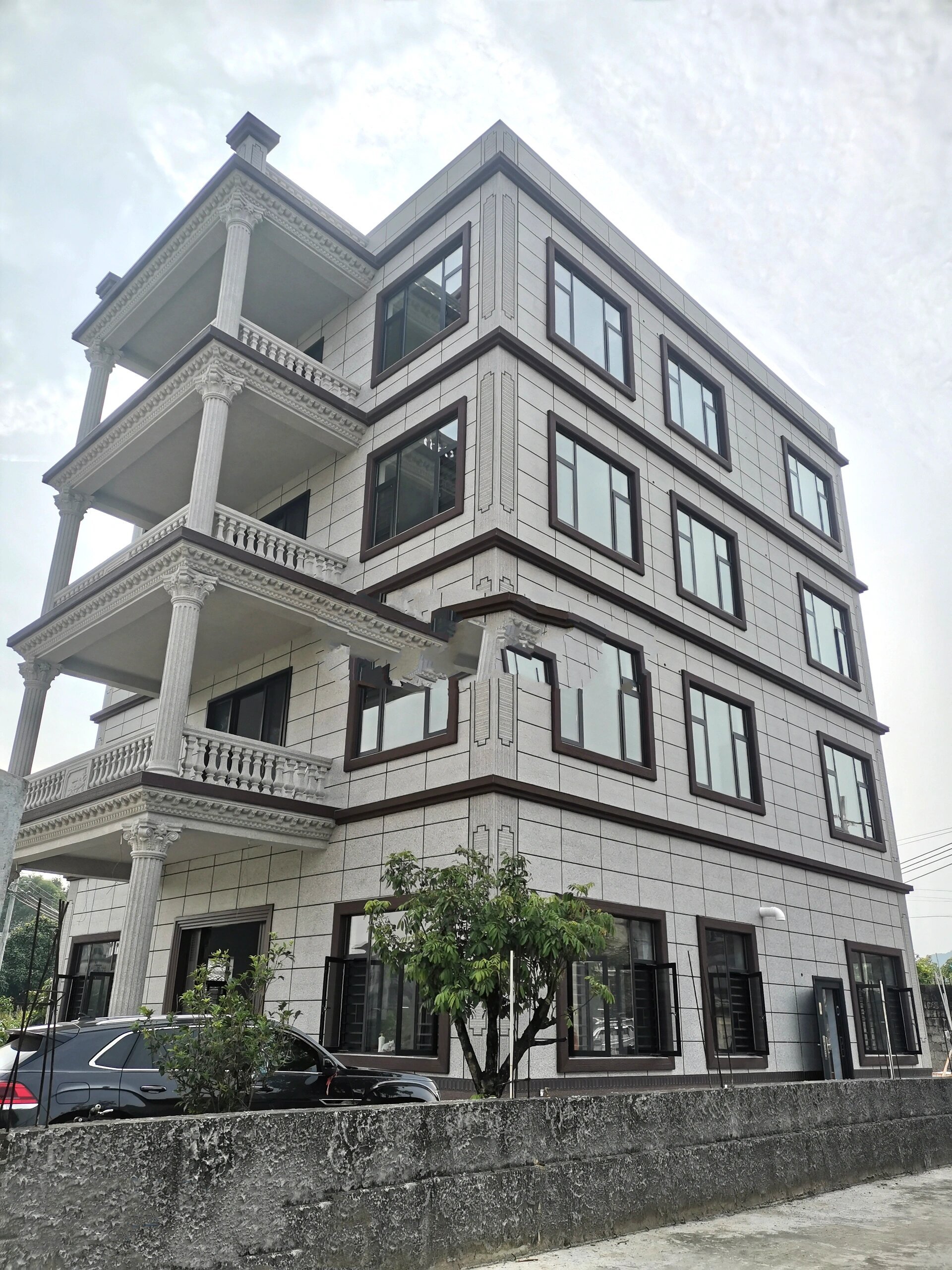 自建房外墙用芝麻白配棕色瓷砖,简约又耐看!