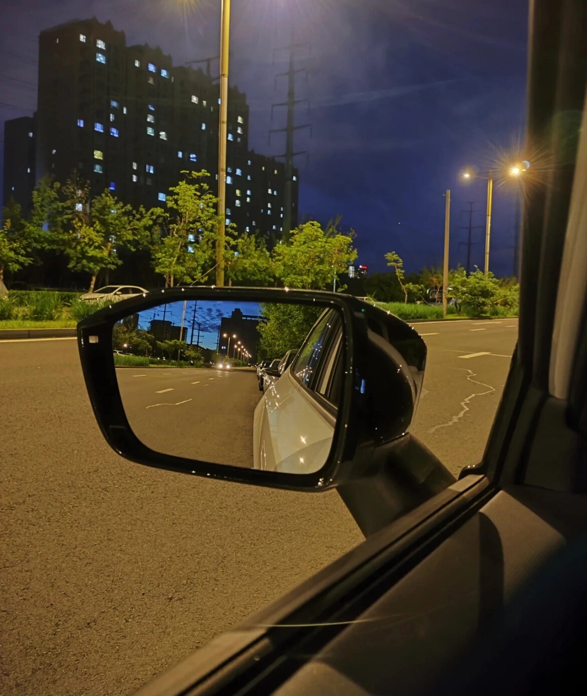 车窗外的夜景很美吧