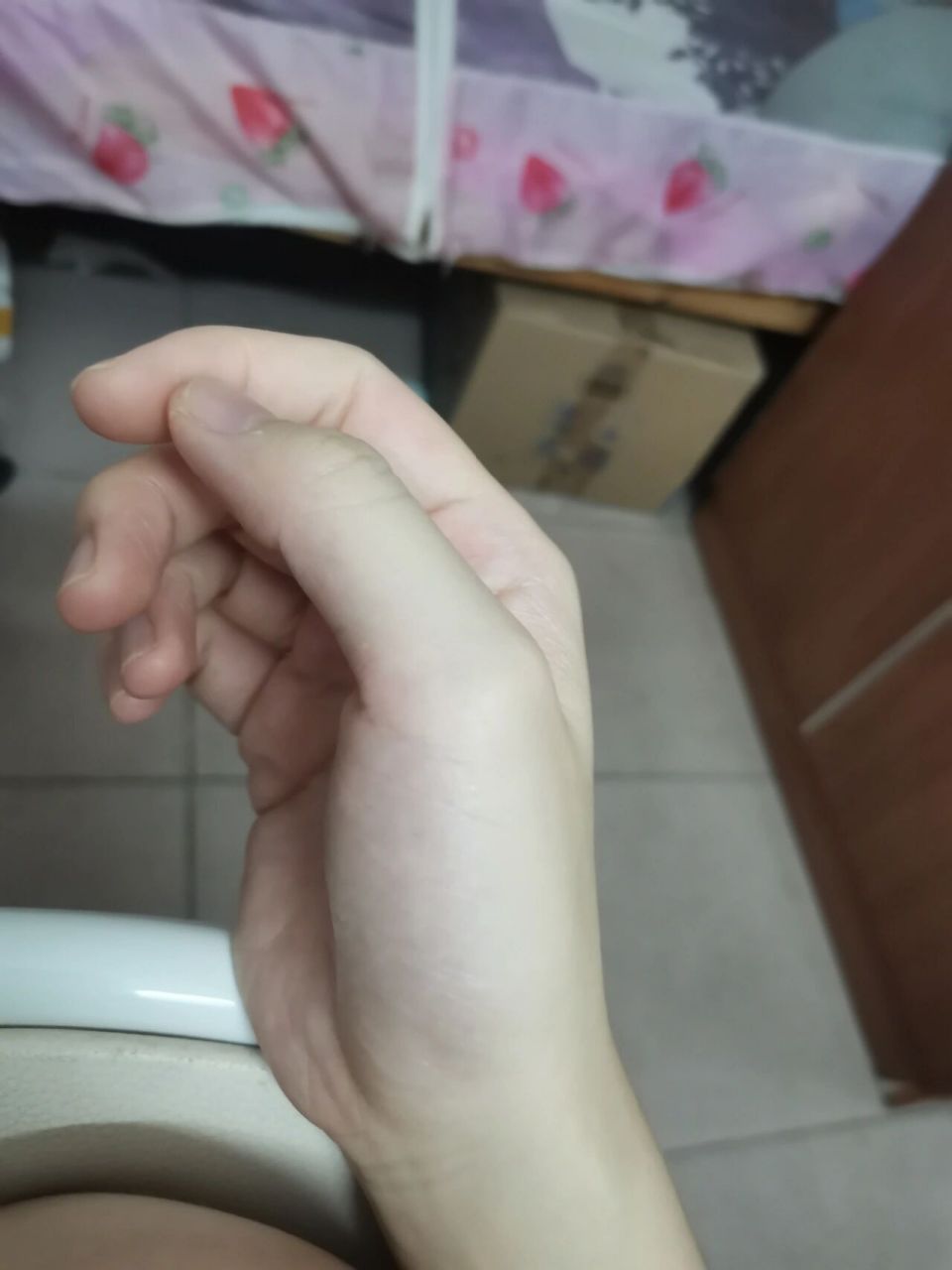 大拇指一使劲,大鱼际就会痛 这是腱鞘炎吗撕包装都不敢用力