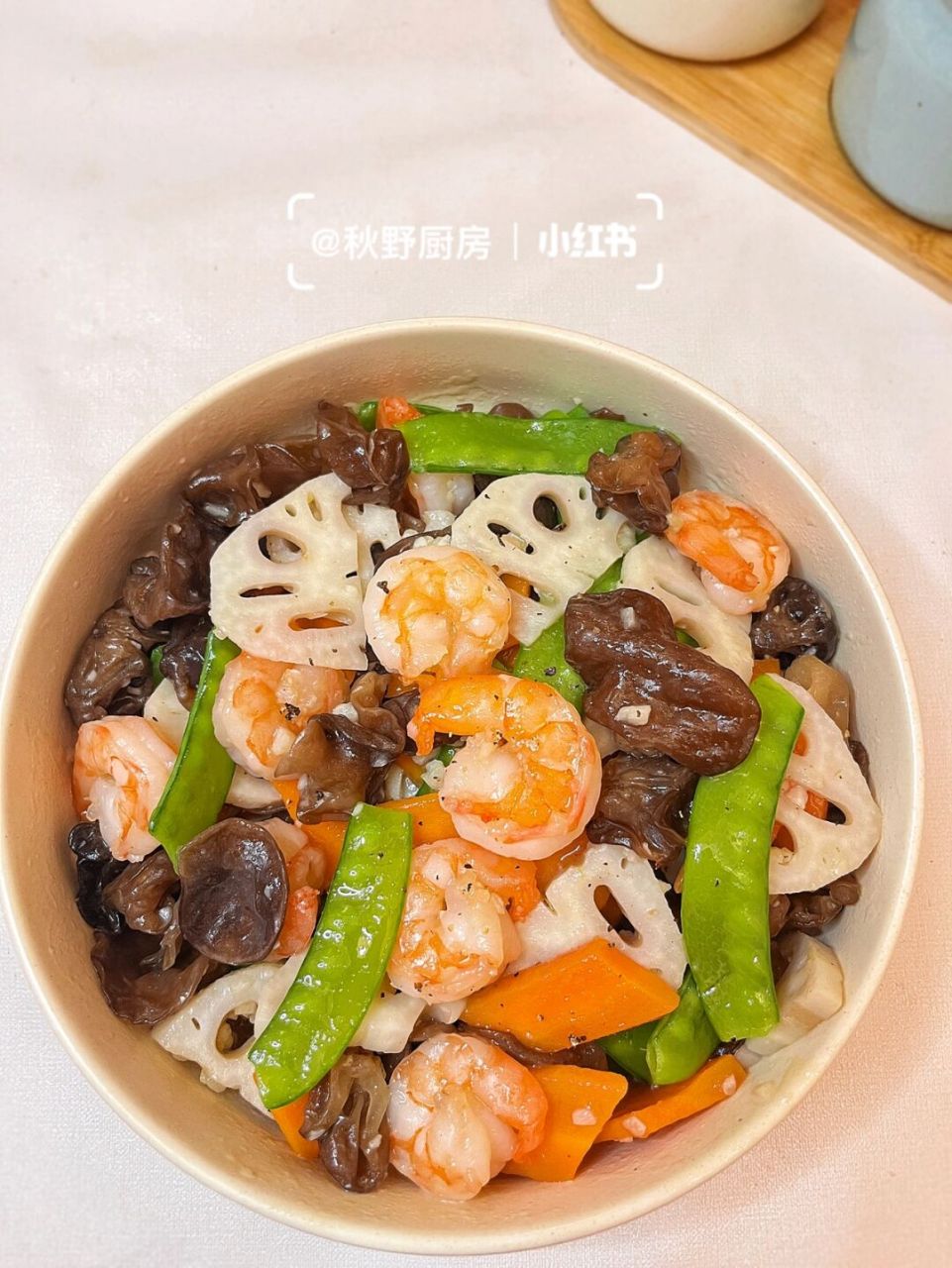 73准备食材:藕,荷兰豆,木耳,胡萝卜,虾仁(料酒和黑胡椒腌制) 73水