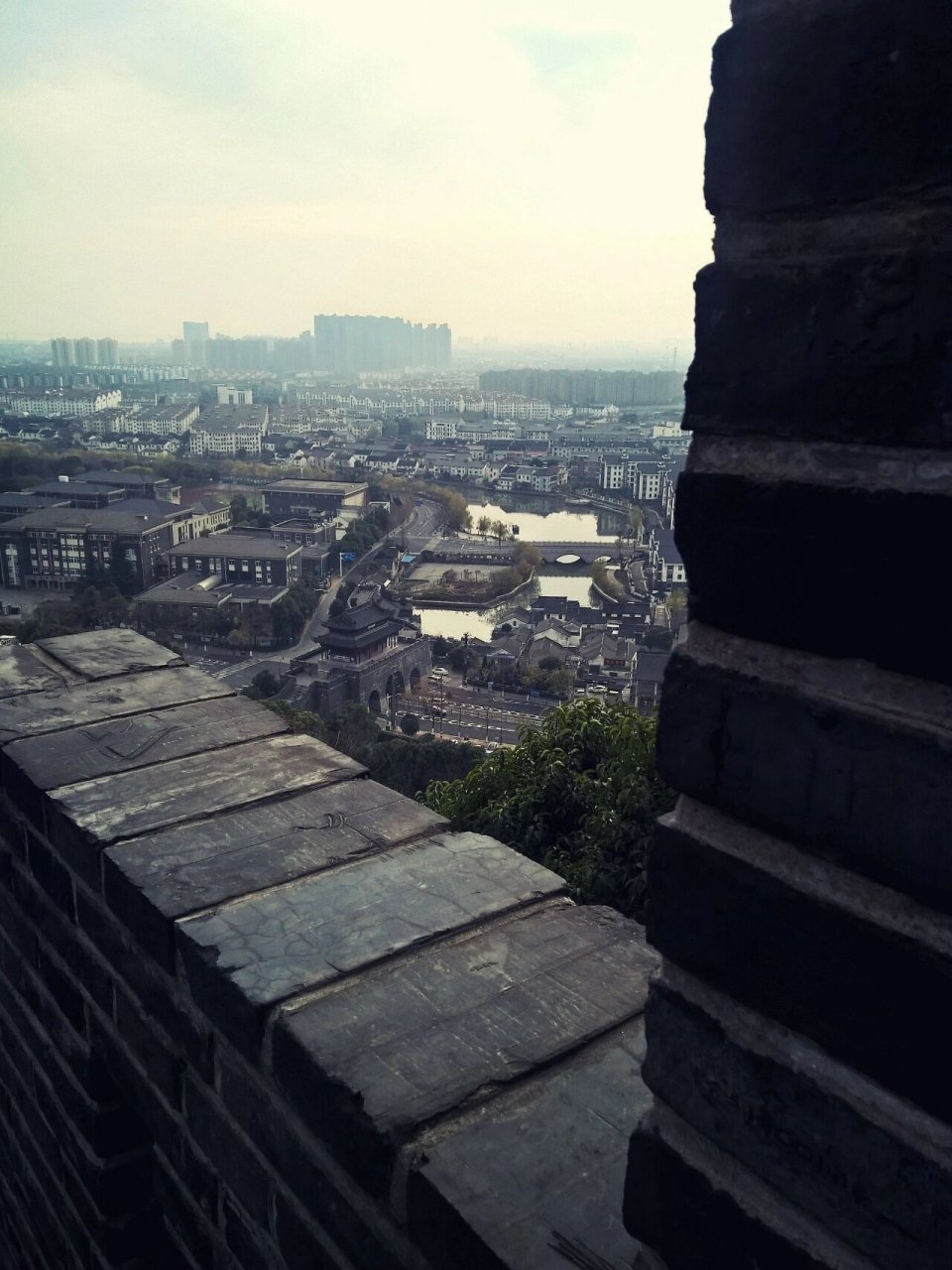 苏州常熟的西城门—阜城门,古城墙气势宏伟 苏州常熟的阜成门别名西门