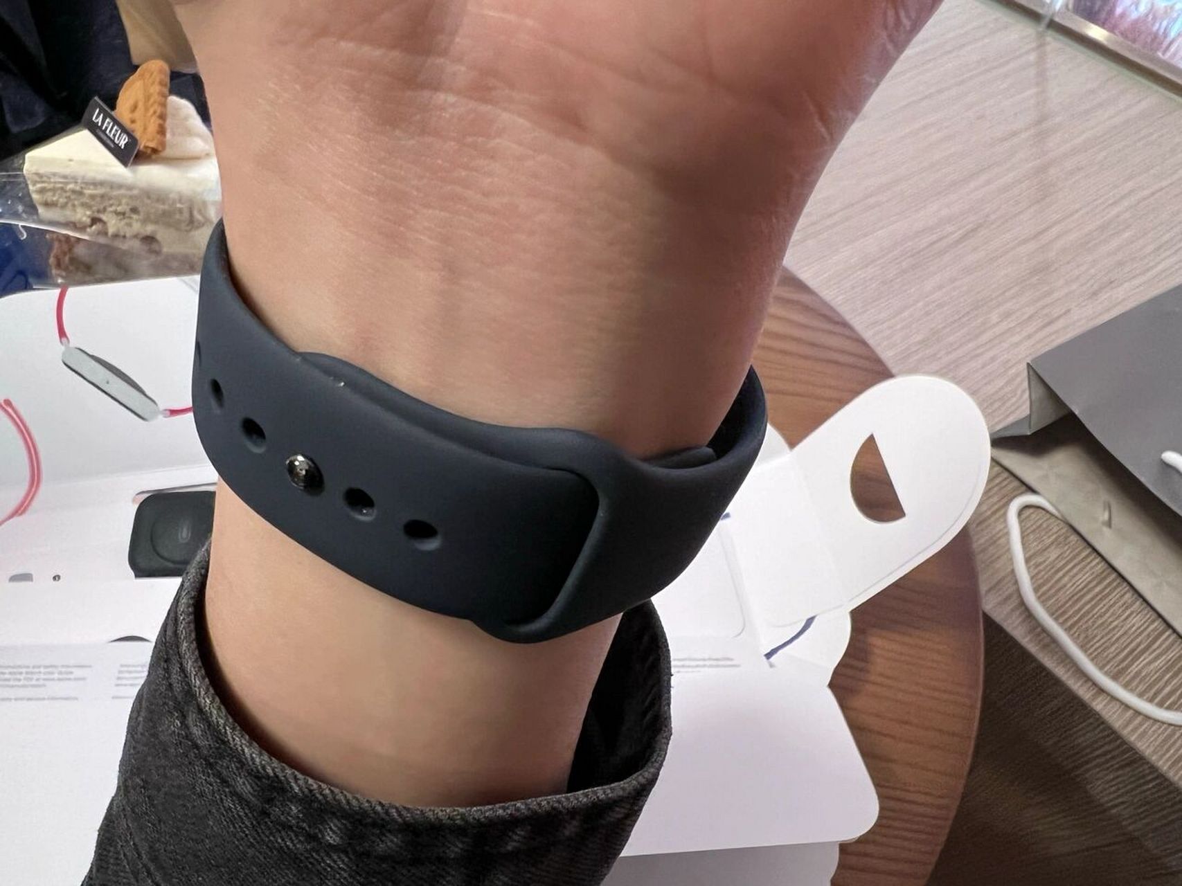 iwatch的表带是这么戴的么 要从里面穿进去那个孔戴,和一般手表的佩戴