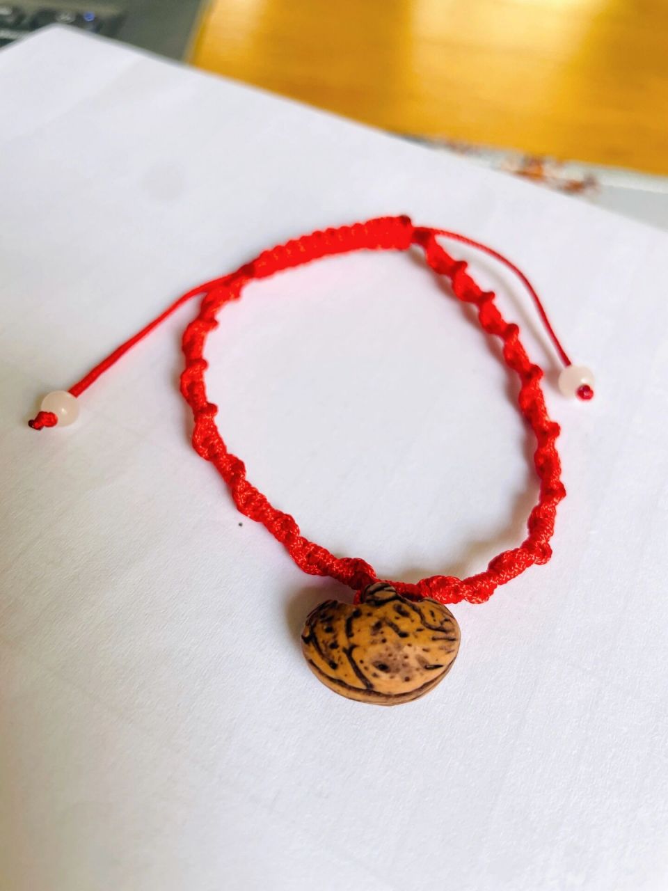 自制桃核小篮子,第一次编手绳,好看 感谢美女同事捡的桃树下自然掉落