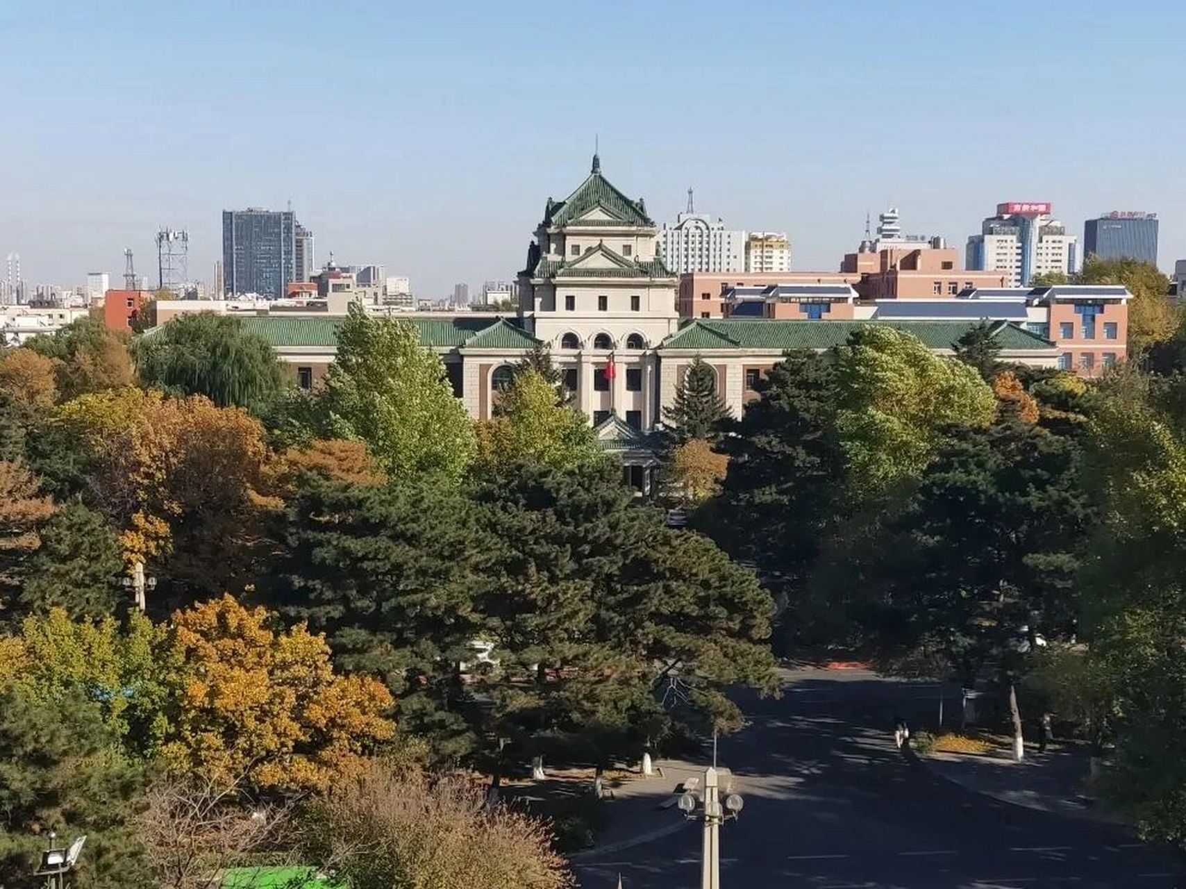 长春·伪满洲国司法部旧址        伪满司法部设立于1935年,职责为