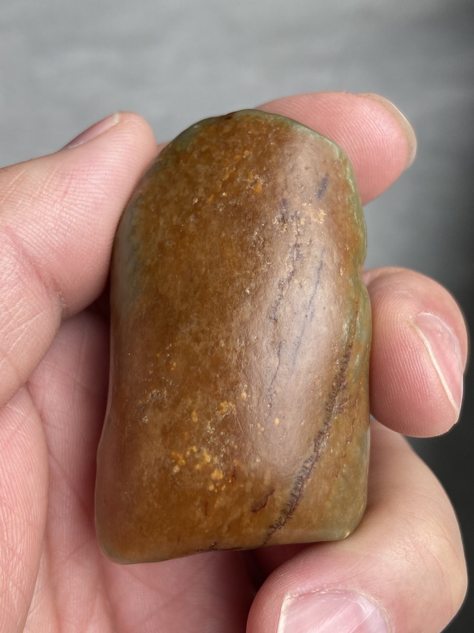 马衔山河磨玉籽料 马衔山玉矿是一类优质的透闪石玉才.