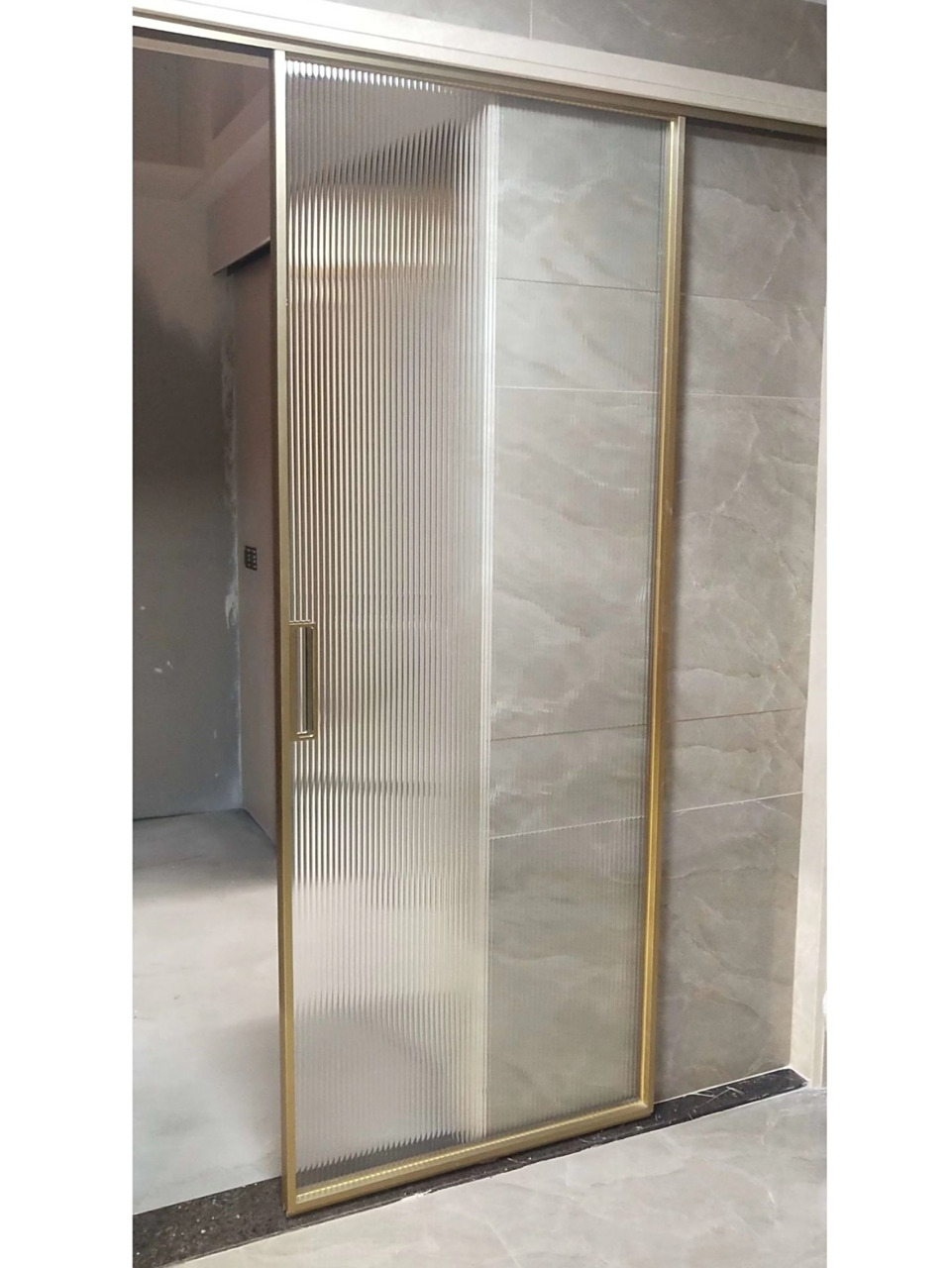 轻奢金色|极窄单扇吊轨门|通透长虹玻璃 分享一下这款极窄吊轨卫生间