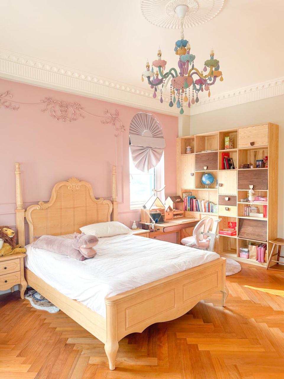 房间的时候 也征求了孩子很多意见 比如把墙床头后面的墙刷成粉色💞