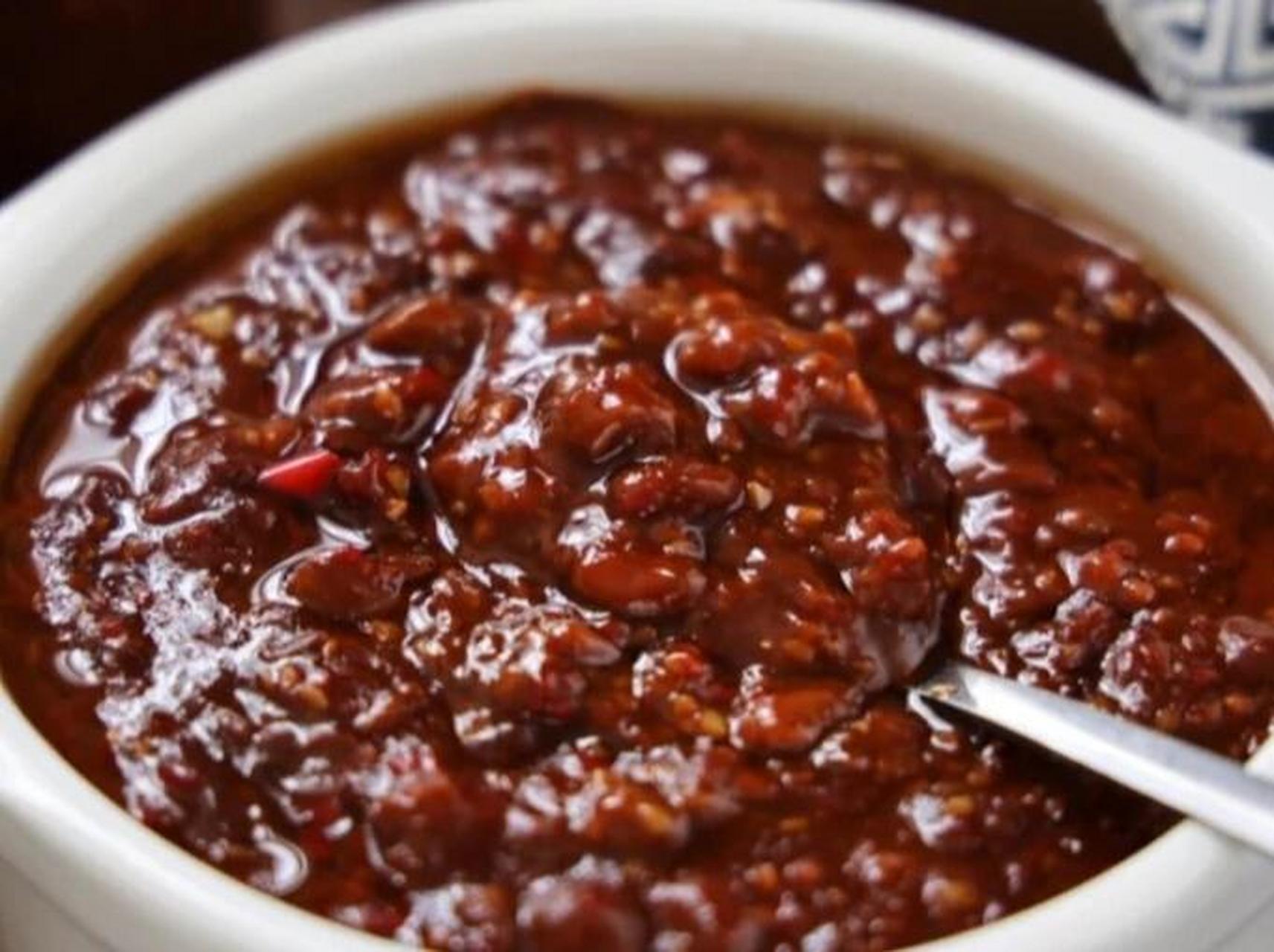 六种秘制万能酱做法 ①肉末酱 肉末500g 蒜苔1把 米辣 葱 1.