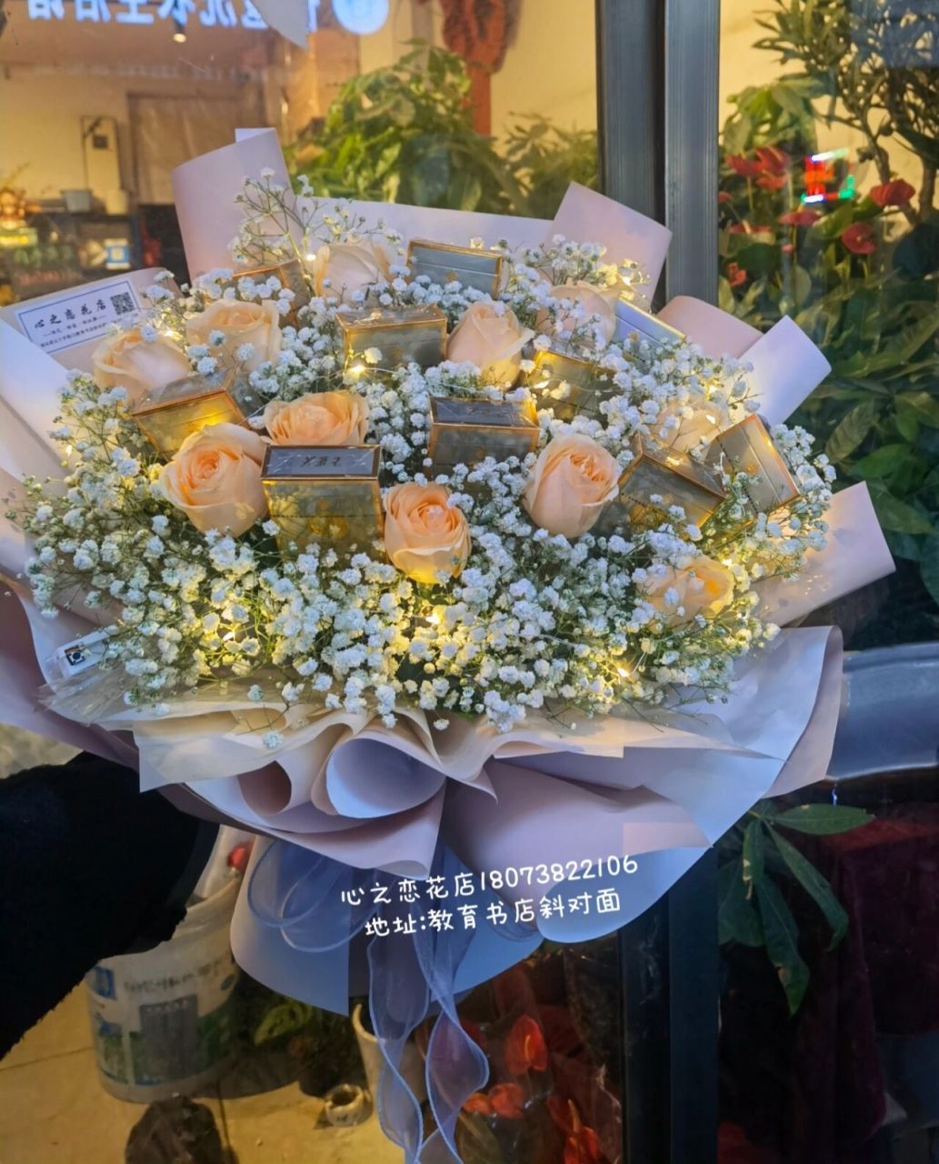 以前我都是香烟搭配满天星,这次还在里面加了11支香槟玫瑰,寓意:相敬