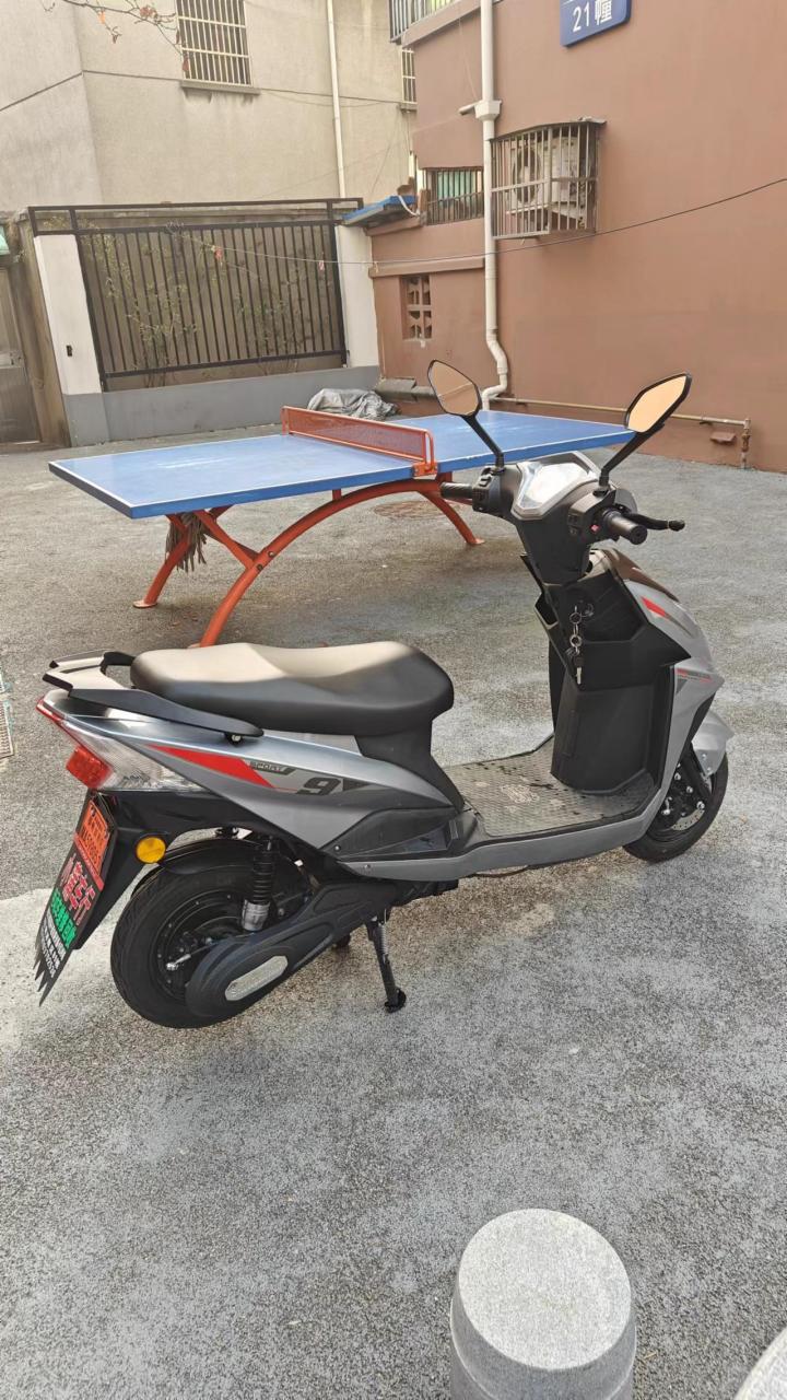 电动车,牌子是豪顺,买了2个月的新车,99新,60伏20电池,满电好骑50公里