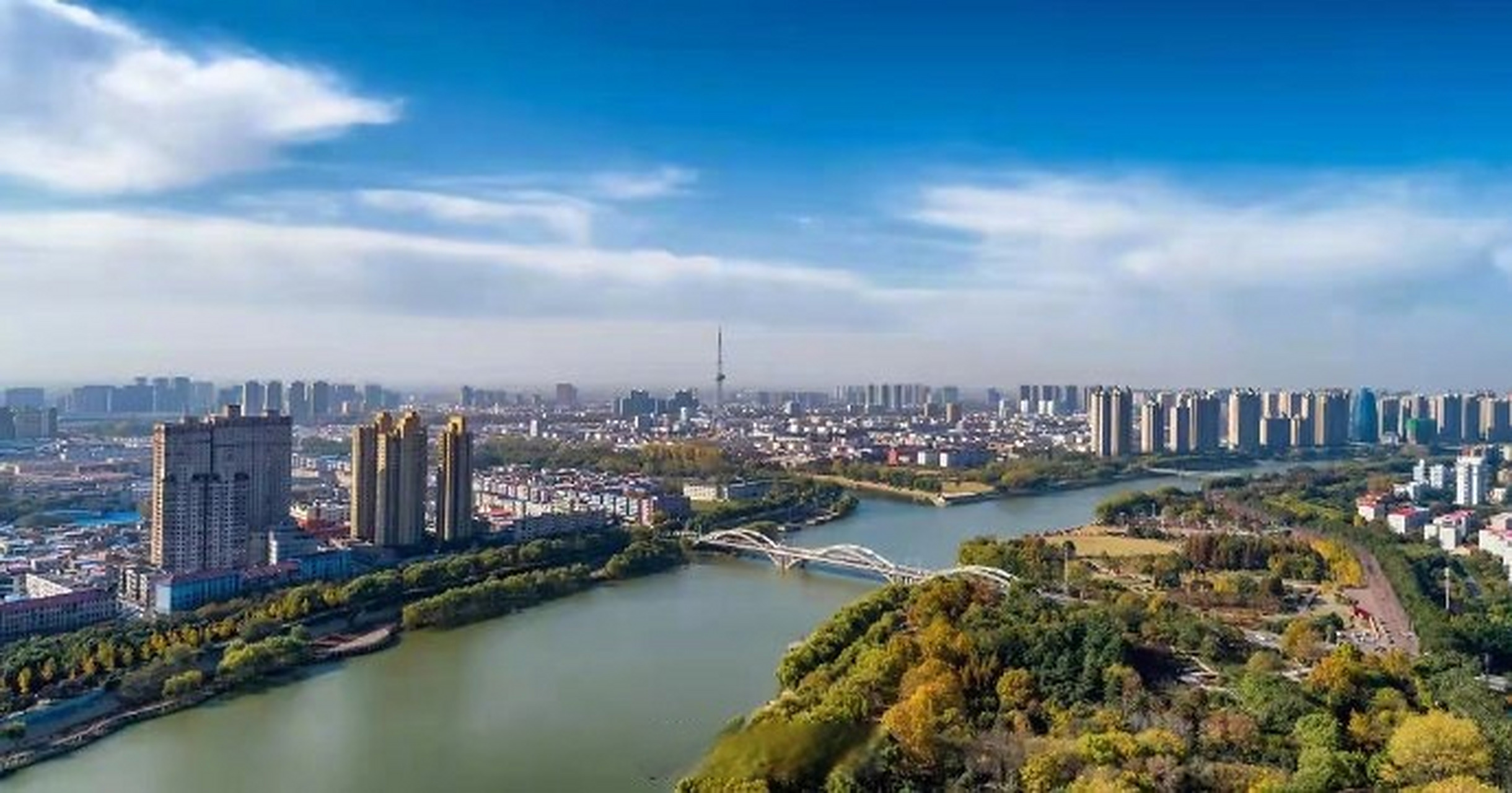 漯河市沙澧河风景区内,三步一景,五步一观,水,草,花,树与高楼大厦交相