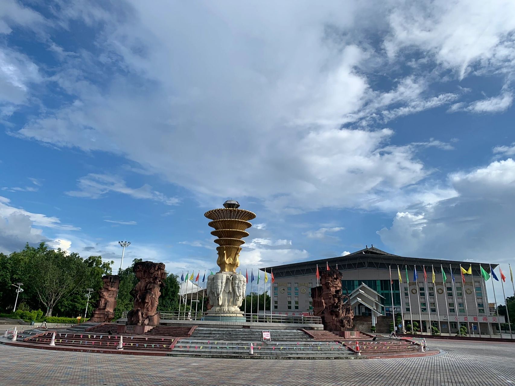芒市广场 今天来到了芒市广场,天气很好