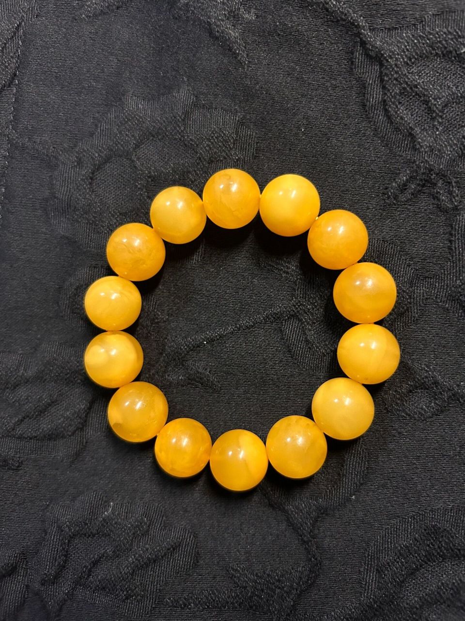 乌料蜜蜡,六年时间的对比 戴了六年了,14 的手串.今天车了个18 的珠子