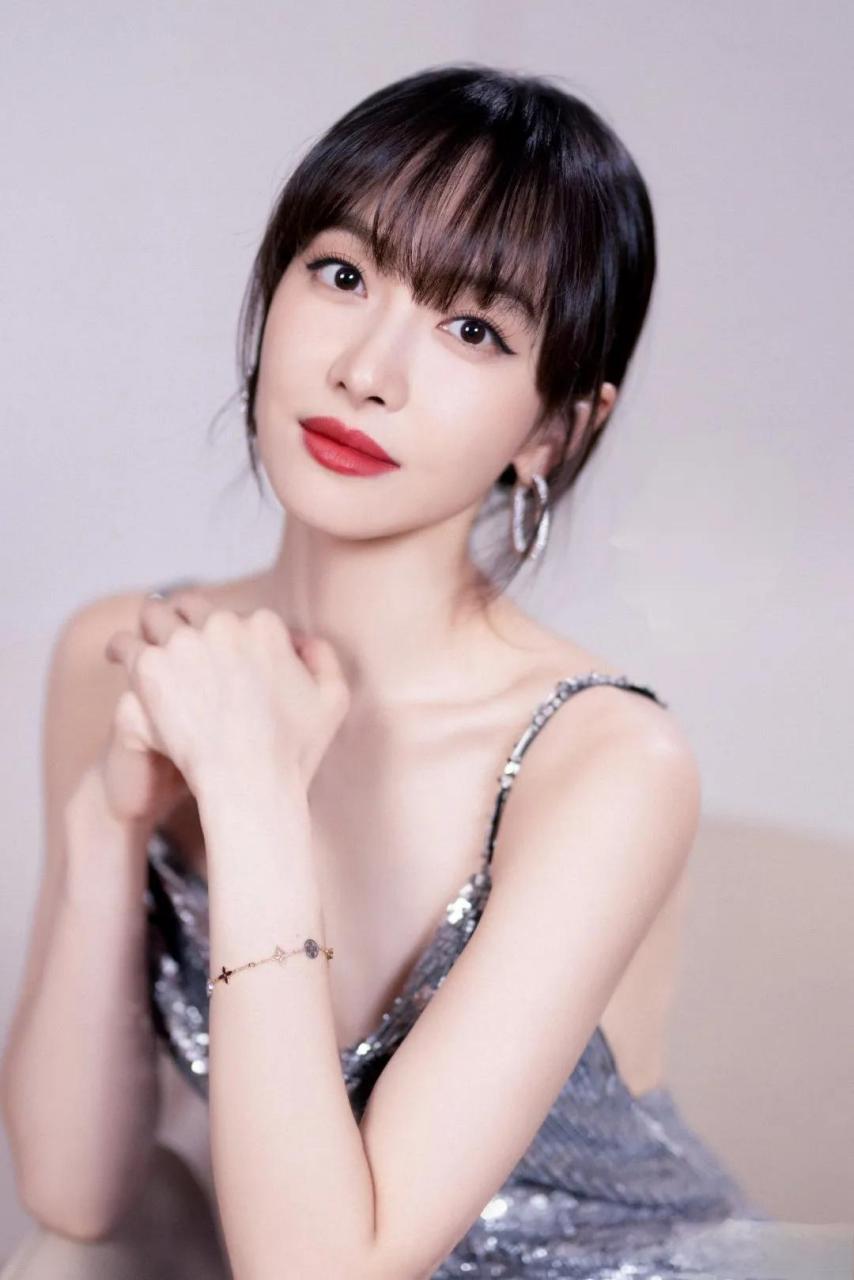 宋茜短发造型,气质从容优雅,美飒又充满气场,令人惊艳.