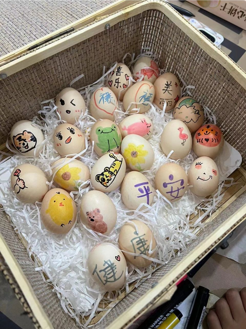 礼轻情意重,满满的手绘生日鸡蛋画 可可爱爱的生日鸡蛋