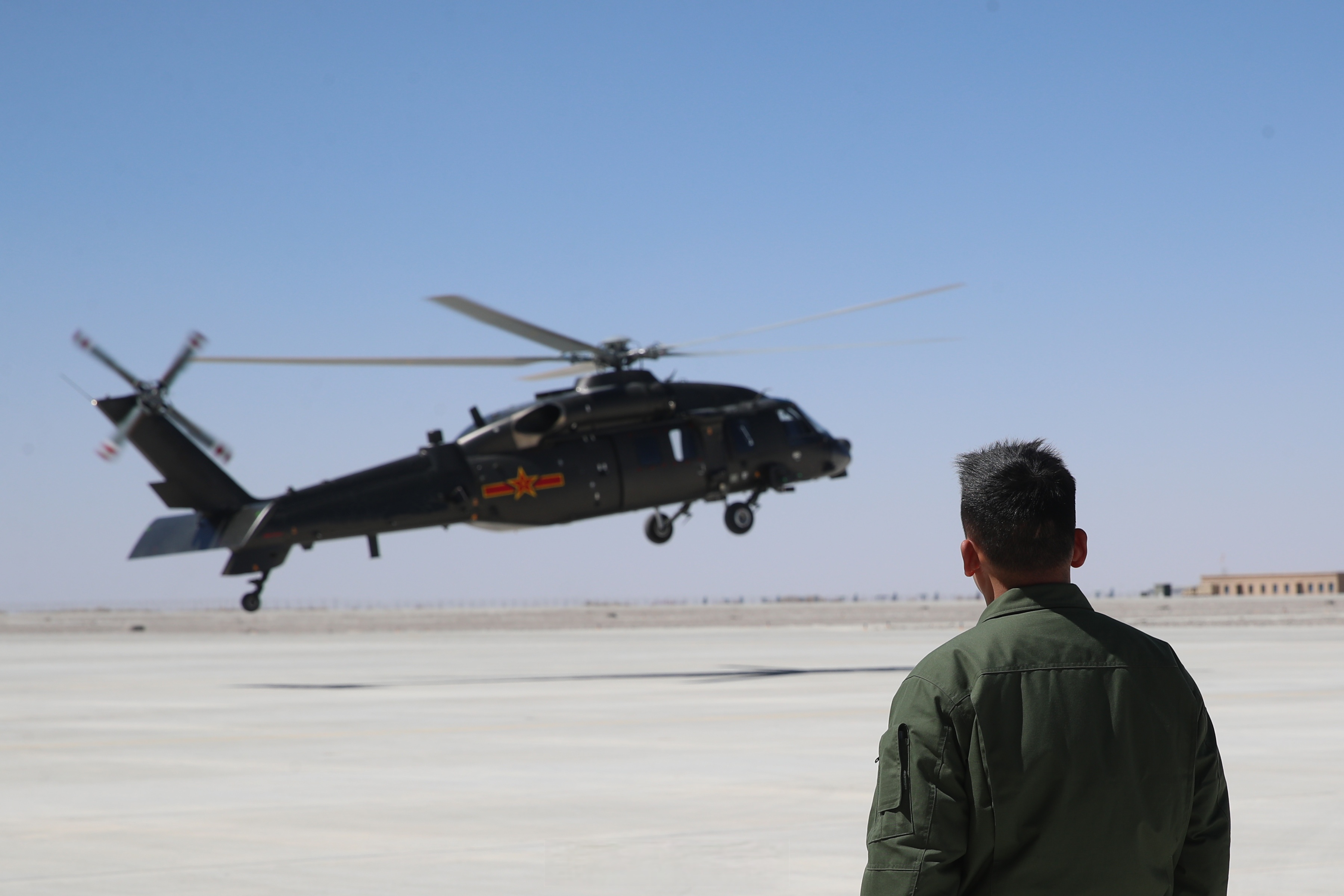 【#深夜启动飞机的人#竟是为了……】放下旋翼刹车