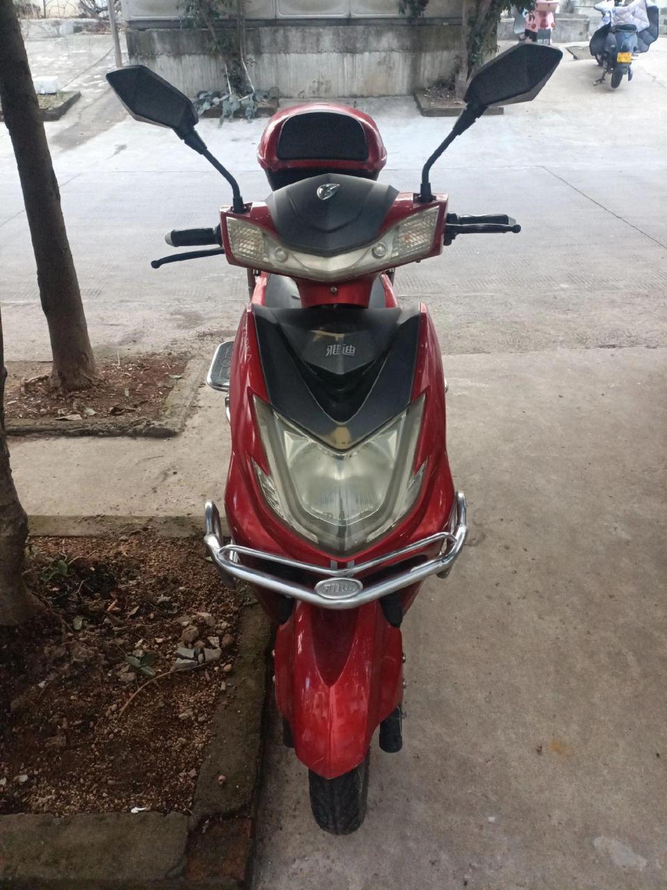 本人有一辆雅迪两轮电动车72伏,对外出售1300块,六七成新,有需要的