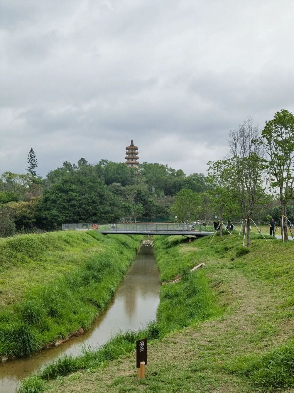 西丽湖绿道开通了 西丽水库东侧新建的绿道开通了,从原来的西丽湖度假