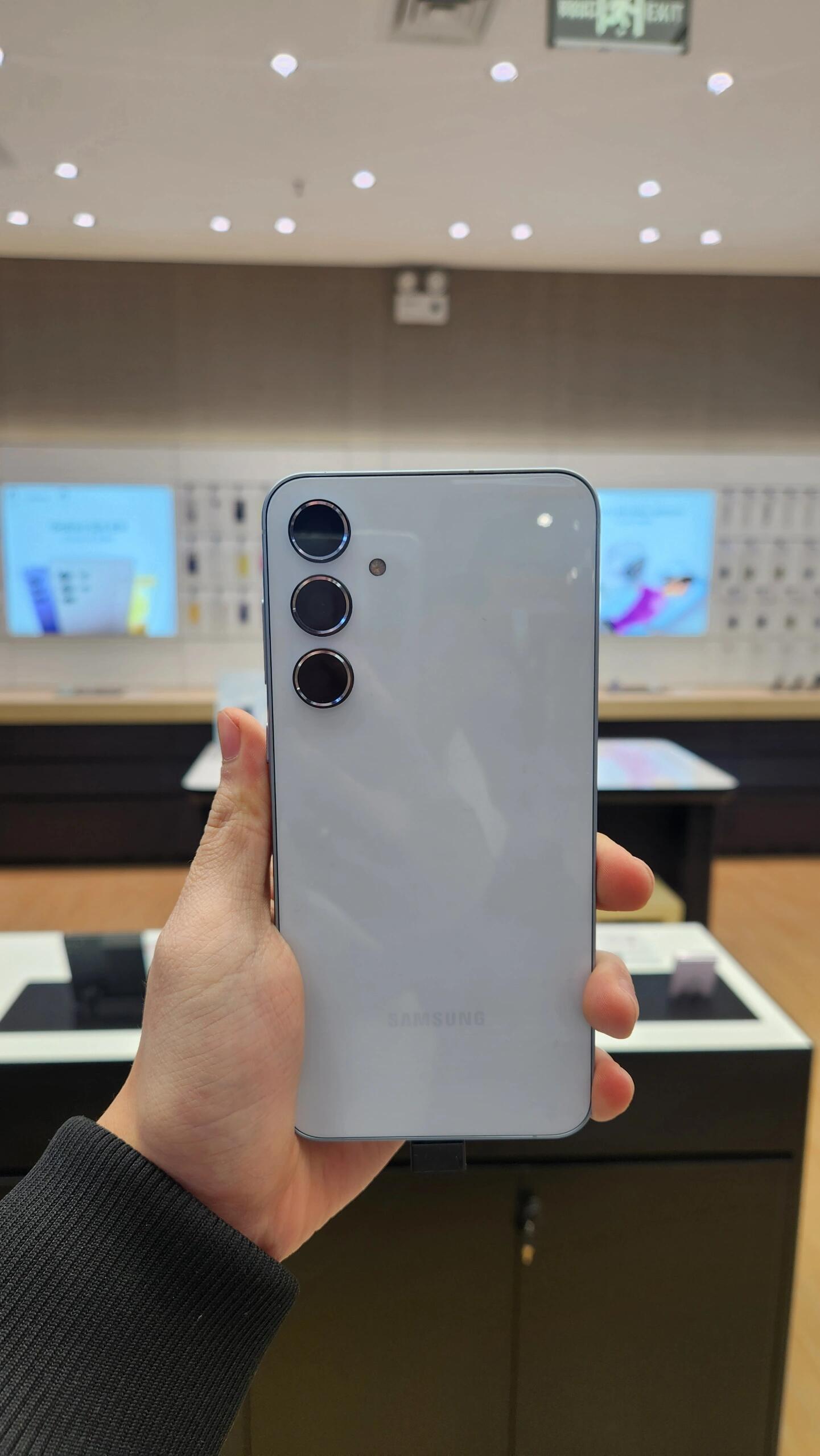 a55他来了,全新按键岛, 和s 系列一样的简洁风格,搭配上四个迷人颜色