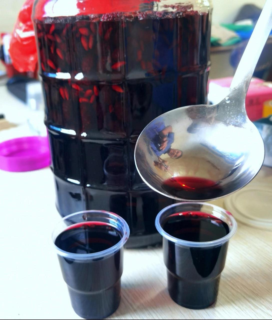 一种便点的,一种要好一点的高度白酒,度数在50℃以上,一篮子桑葚,适量