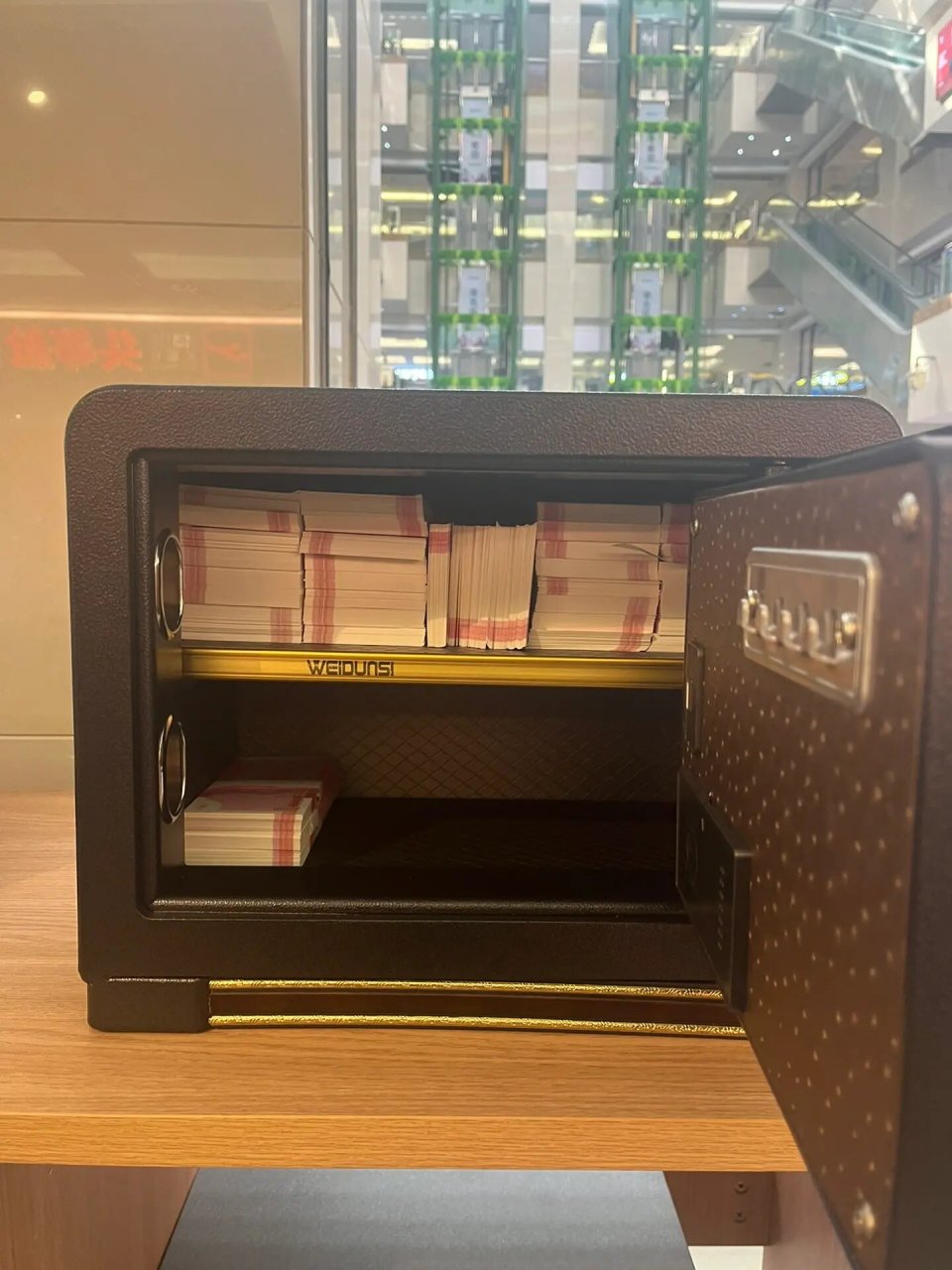 保险柜里能装多少现金 有顾客问这里能装多少现金,最小号保险柜,里面