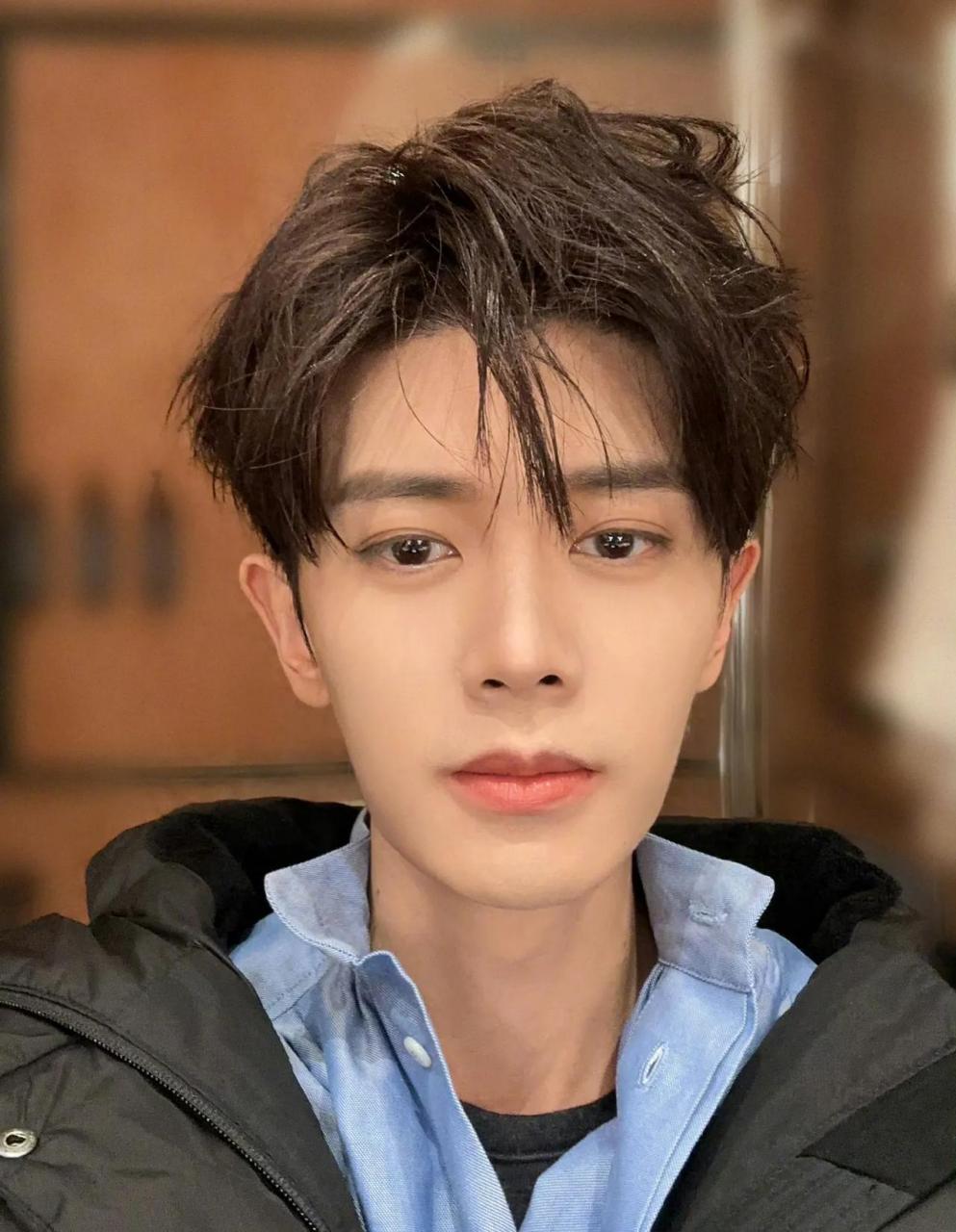 任嘉伦35岁自拍照,羡慕国超的发量!