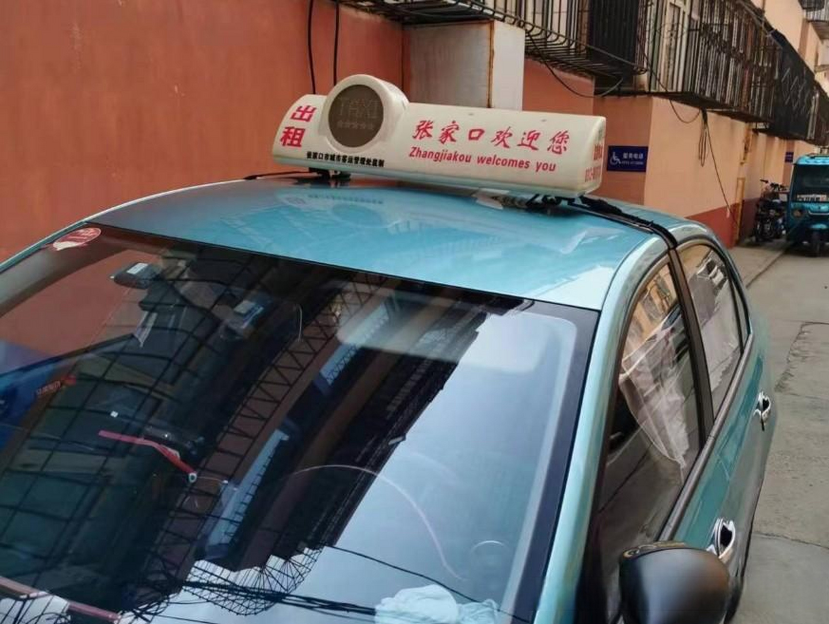 近日,在张家口,偶然发现一些出租车的顶灯上写着"zhangjiakou