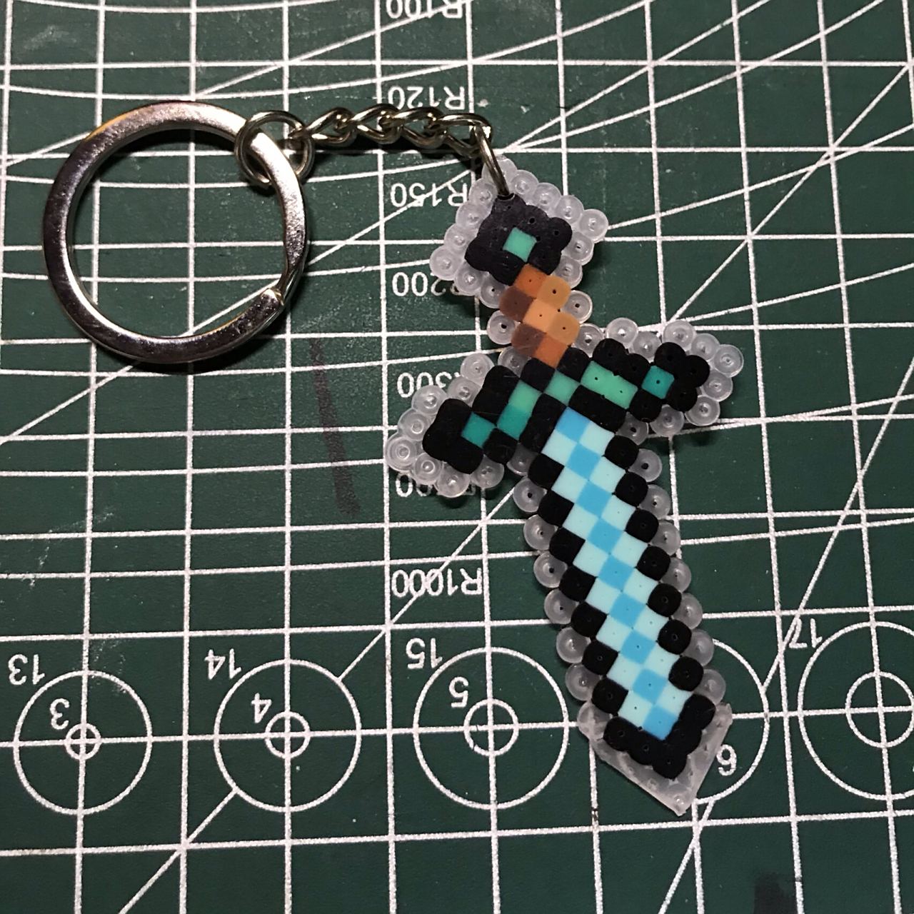 我的世界钻石剑拼豆! minecraft也是像素游戏!