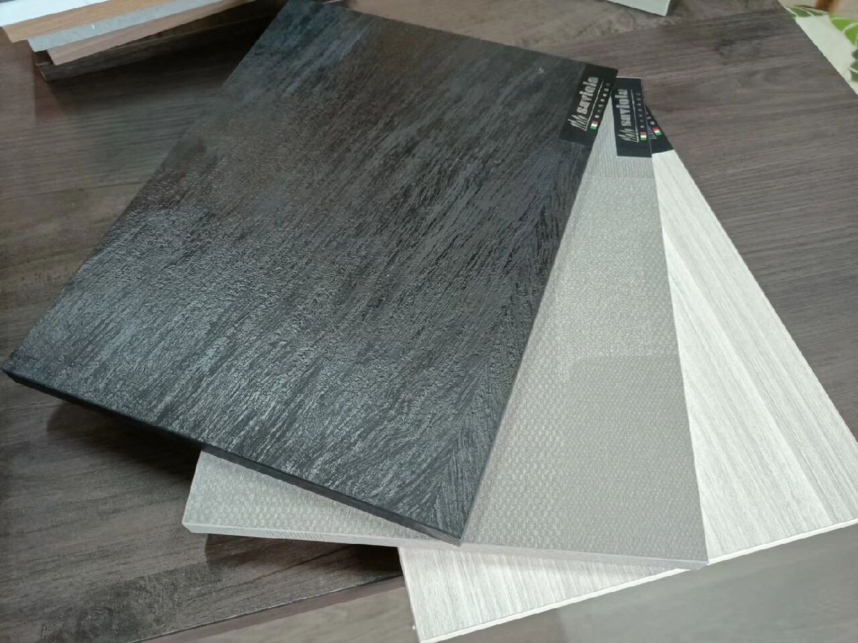 超过5000种板材饰面,高度自动化智能生产线.