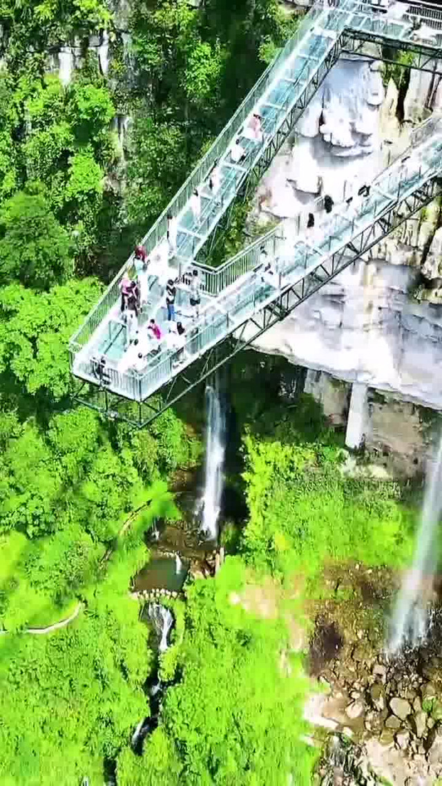 重庆最长的玻璃观景长廊_云阳重庆龙缸国家地质公园-云端廊桥玩法