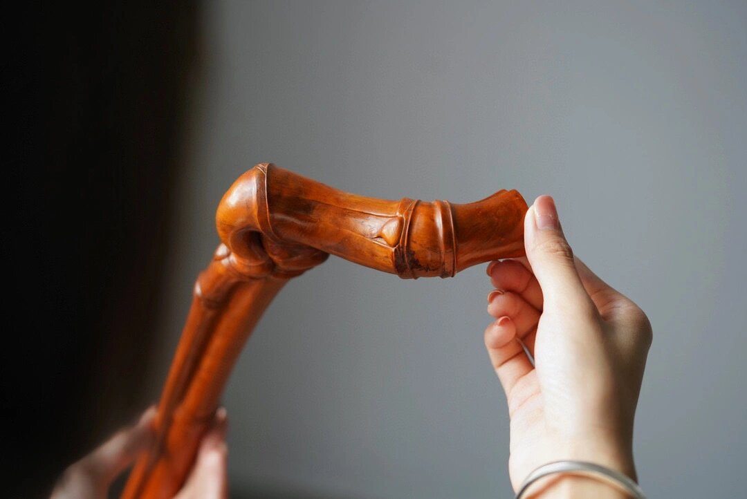 黄杨木|拐杖 黄杨木【拐杖】 材质干净细腻,整木制作拐杖; 拐杖握感