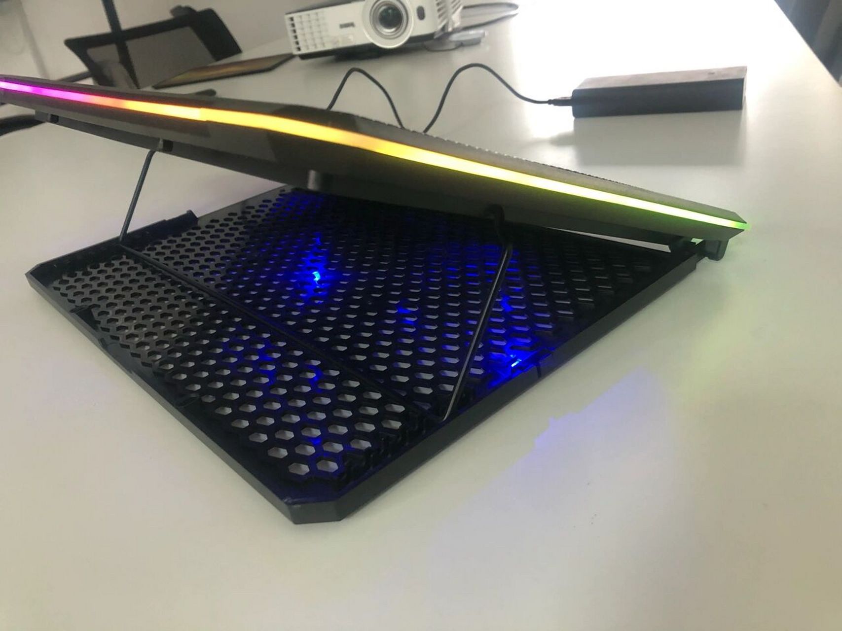 颜值与质感并存的笔记本散热器 这款是酷睿冰尊jd自营买的,款式很高档