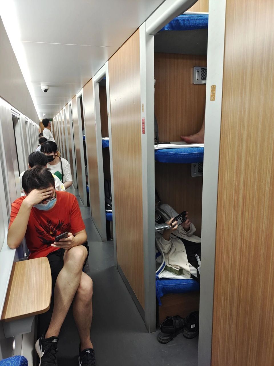 价格不贵,比高铁二等座便宜,路程时长是高铁的2倍左右.