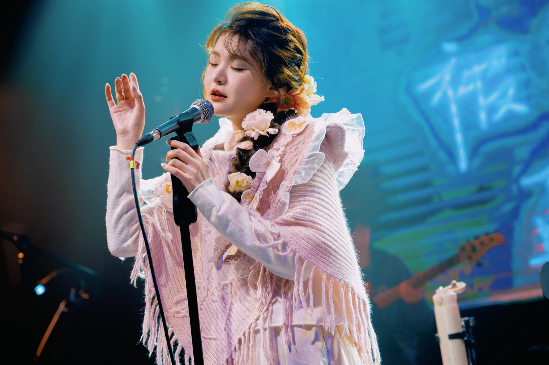 双笙##双笙幻彩国巡回演唱会#   今夜 带着六出,洋牡丹,桔梗和郁较沣