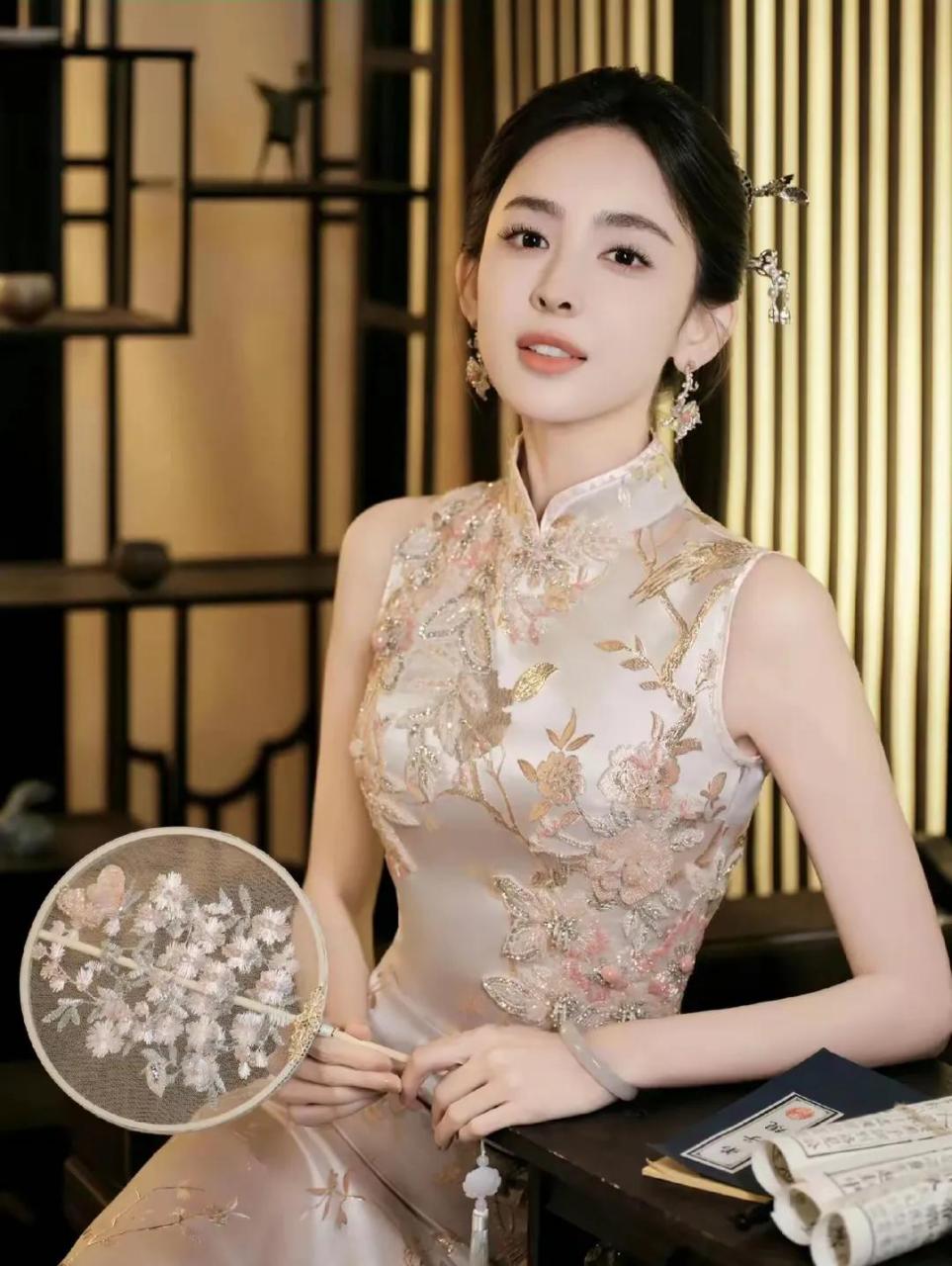 杨幂,古力娜扎都是拿扇子穿旗袍,大家觉得谁更漂亮?