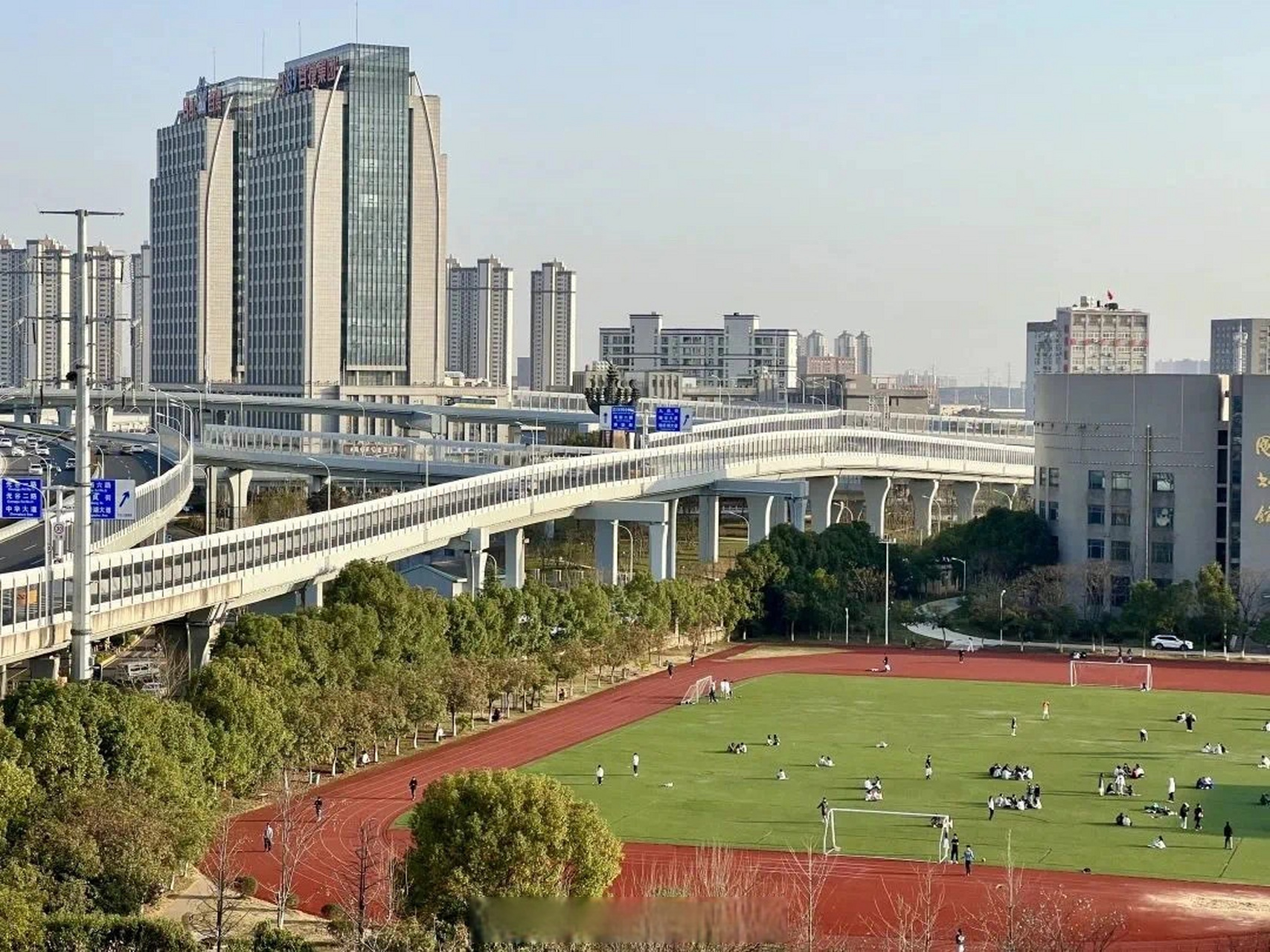 #武汉传媒学院# #武传一角# 人生难免伤害和挫折,我们累过哭过失望过