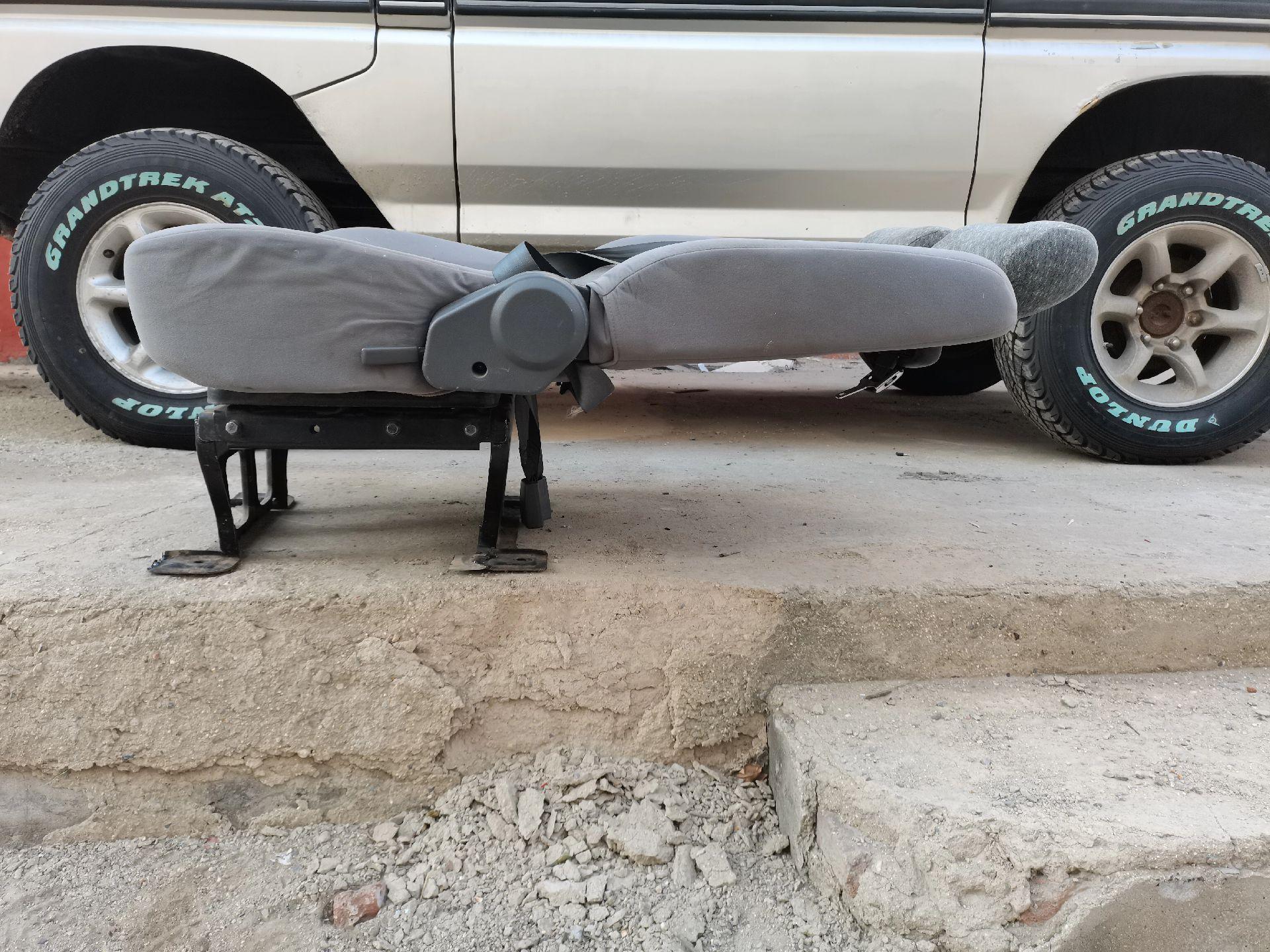 双人旋转座椅,原车绒布材质,可以靠背后躺平,适合全顺副驾驶改装使用