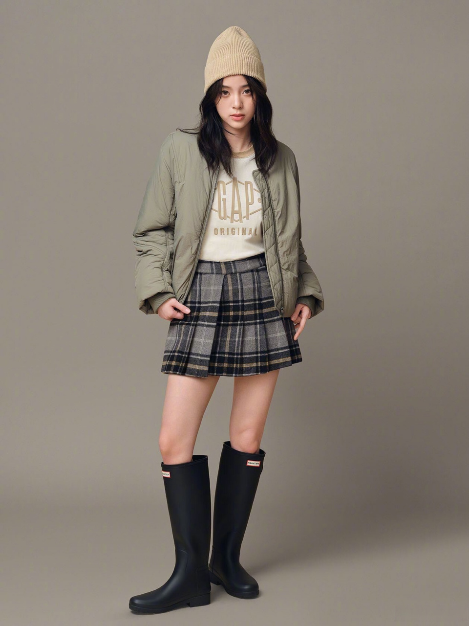 焕新主理人@欧阳娜娜 携新品演绎冬日穿搭时尚,开启满格假期