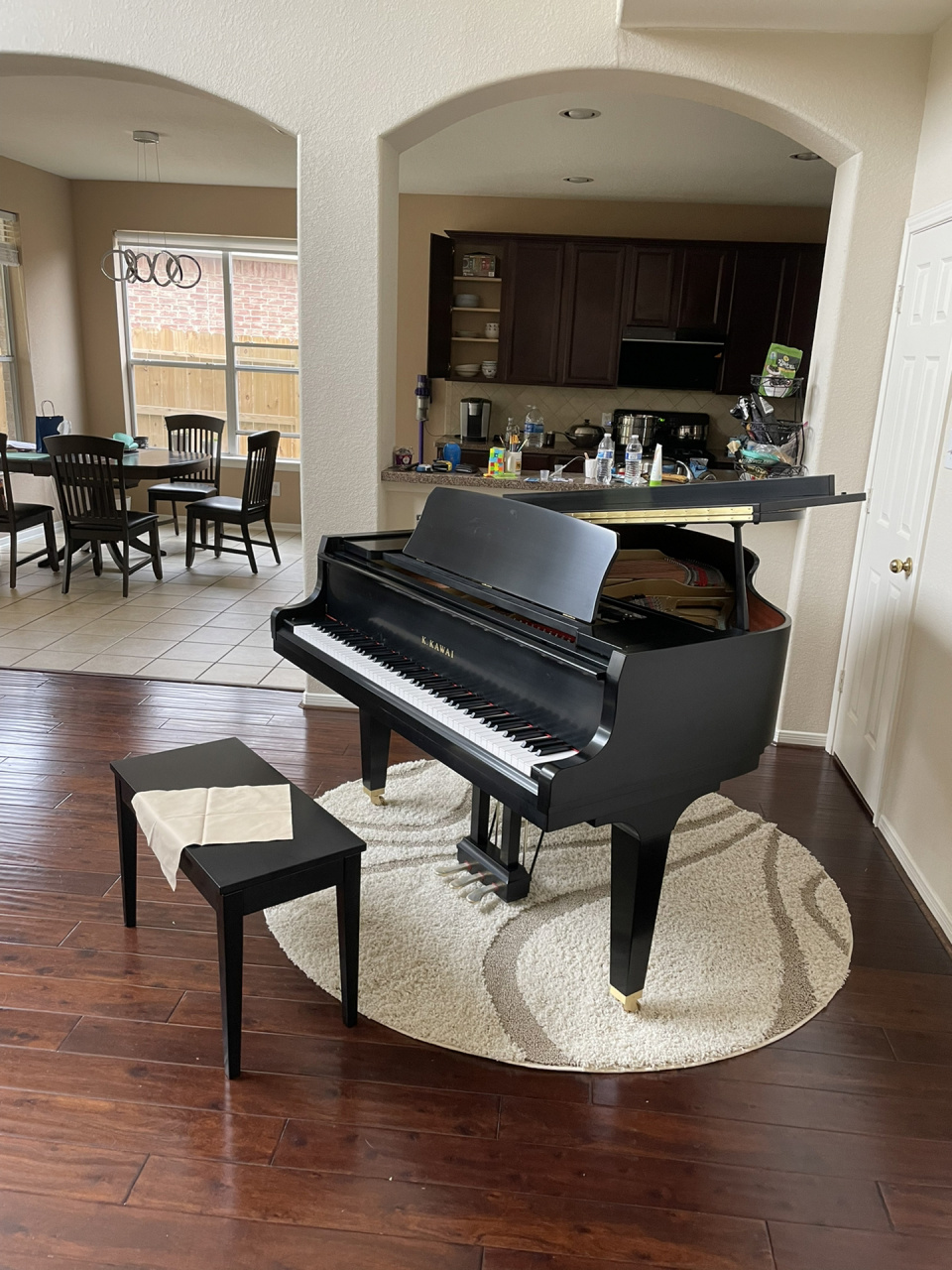 钢琴放客厅是一个正确的决定 我有两个地方可以放钢琴,一个是客厅,另