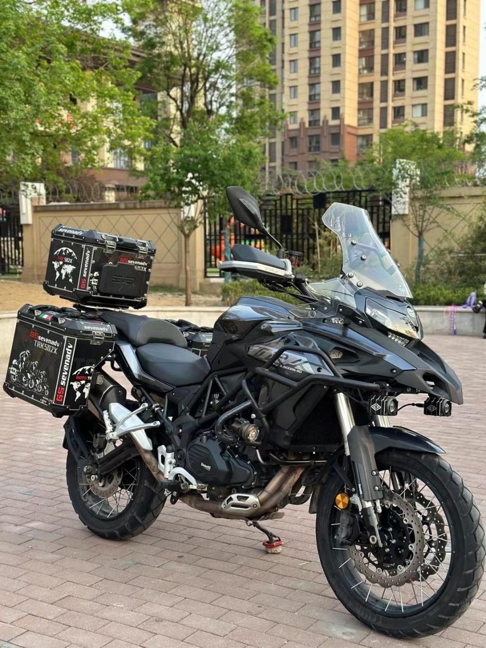 25800 21年贝纳利502x  审车保险都有,实表一万八千公里 ,带两套射灯