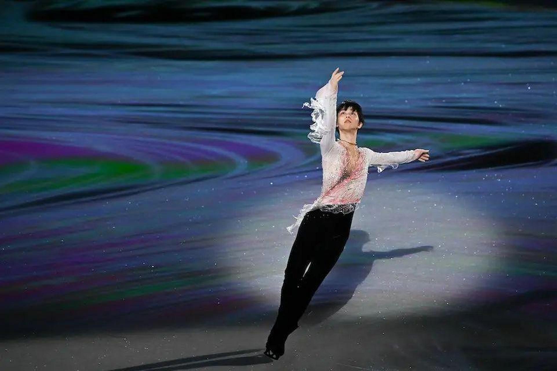羽生结弦是日本著名花样滑冰运动员,在2014年和2018年冬奥会上连续