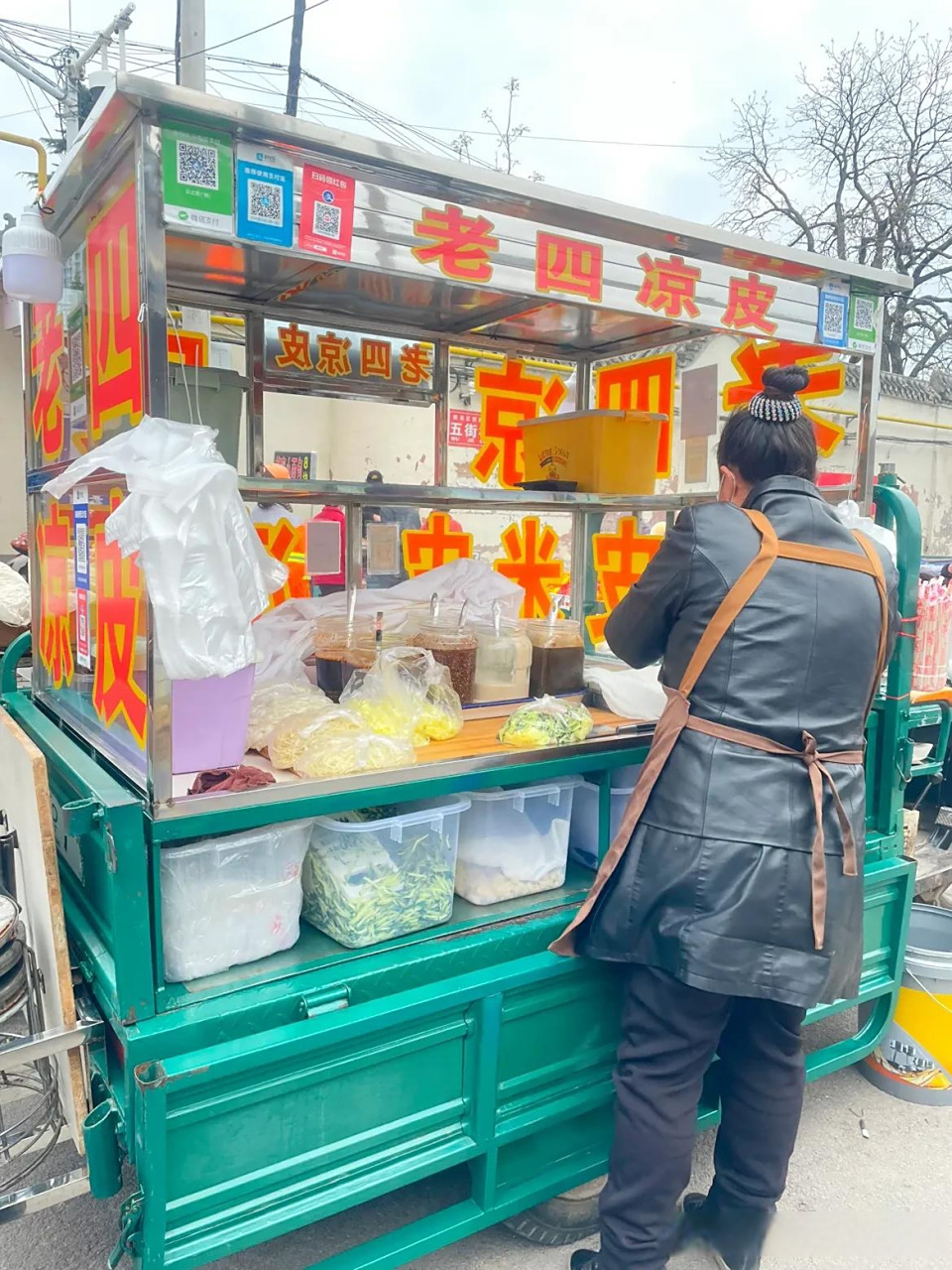 下午去看母亲回来的路上看见卖凉皮的,想想头条上的友友小简的七七八