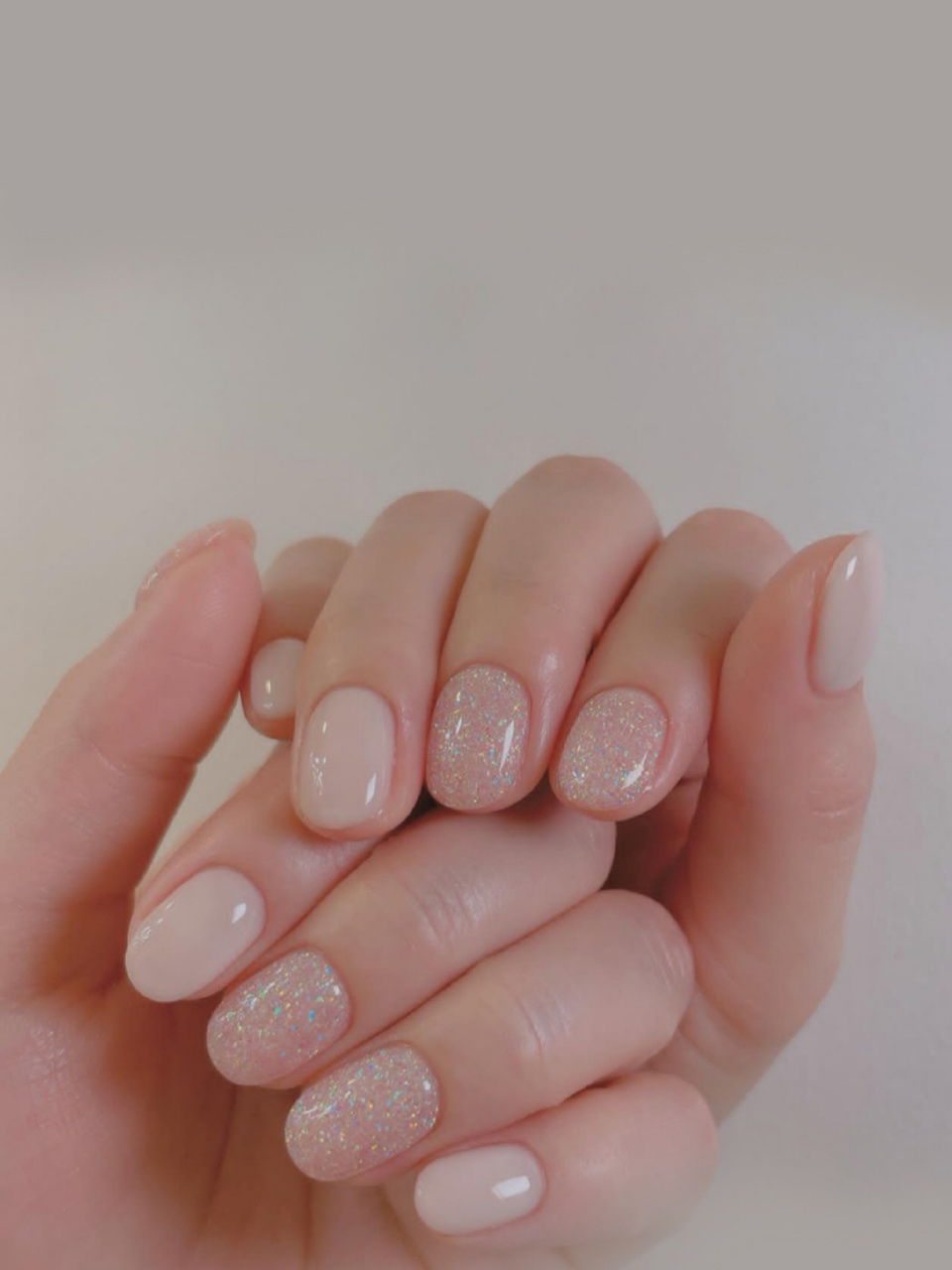 简洁的裸色美甲才是上班族的首选 没有姑娘不爱美甲吧,不过我个人更