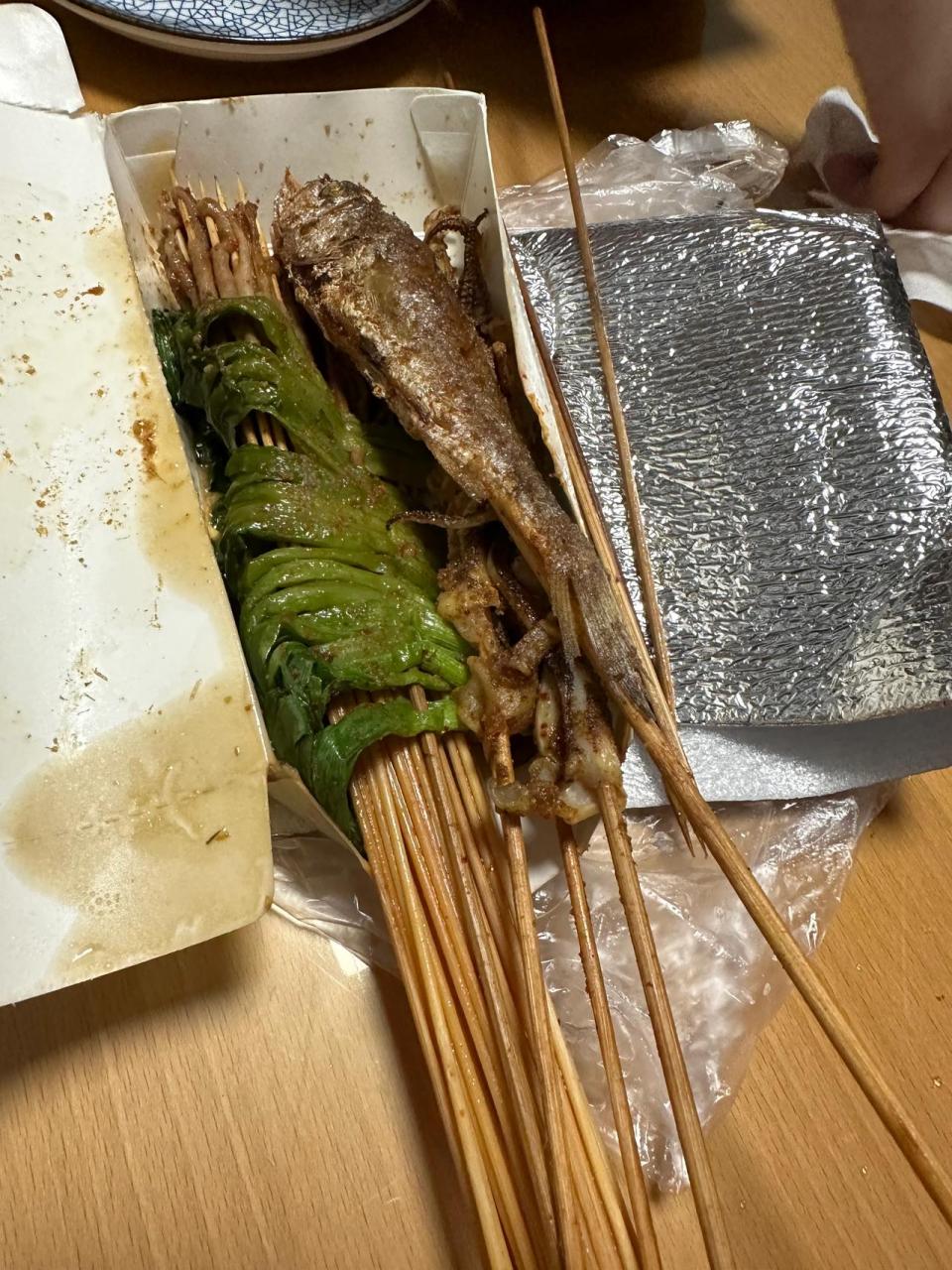 老婆点了一个烧烤外卖,配送费 21,送达要一个半小时后,但还是点了.