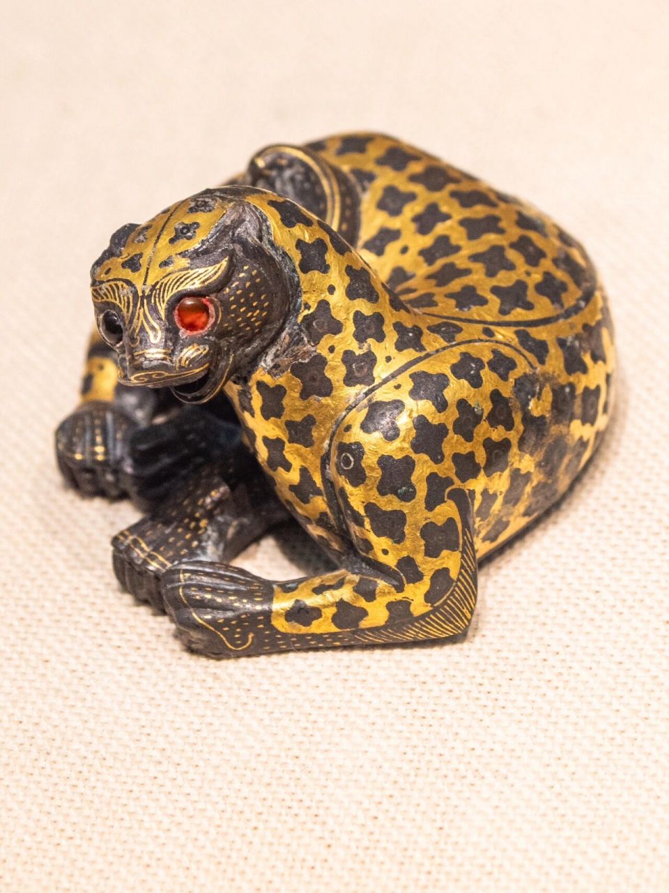 昨天是出自满城汉墓西汉中山王刘胜之妻窦绾墓的「长信宫灯」,今天这