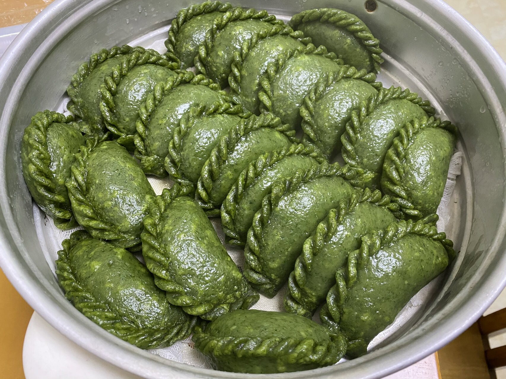 大赣州的传统美食— 江西赣南特色小吃,"艾米果" 每年的阳春三月艾草