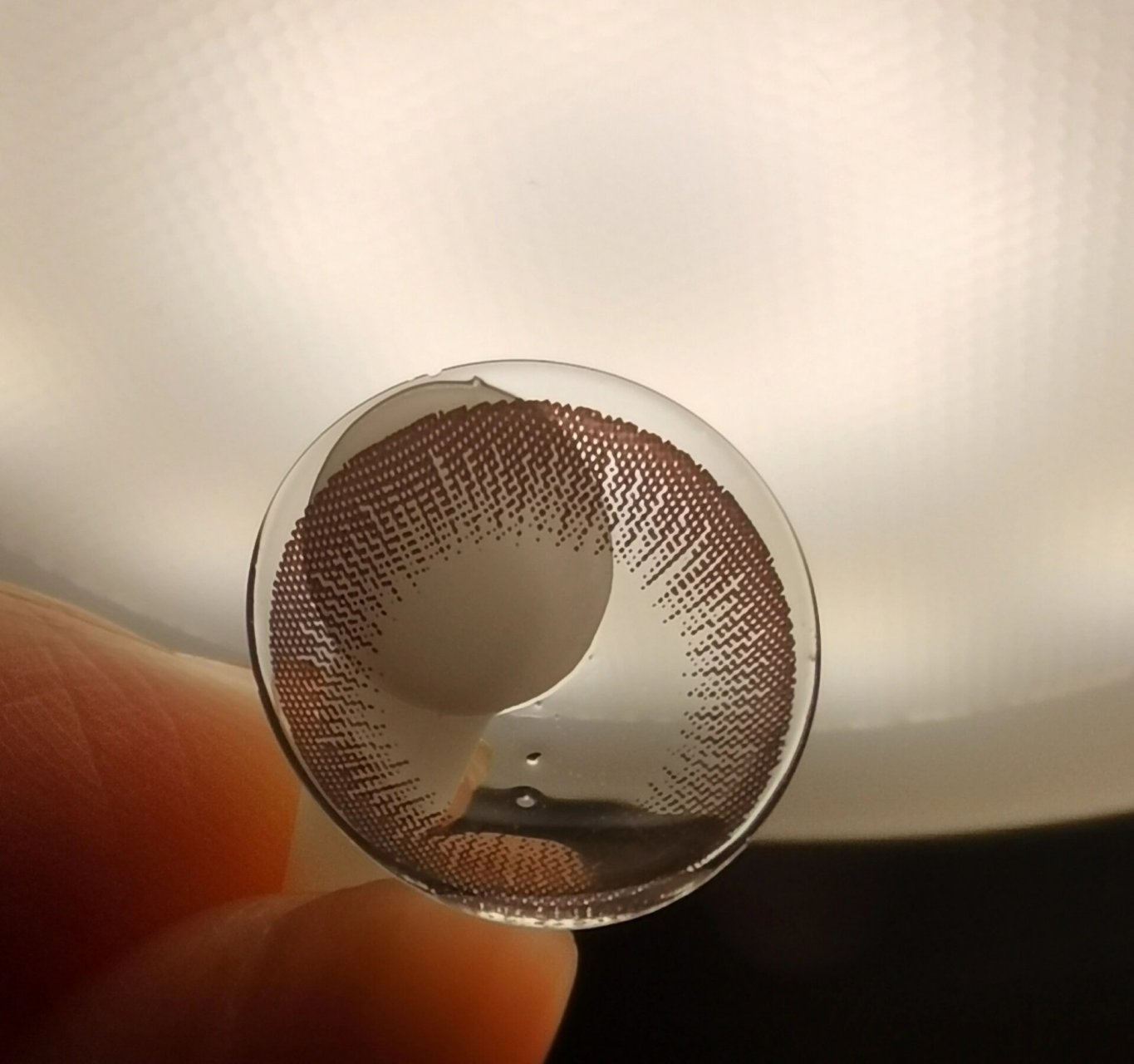 美瞳上有小点 摘美瞳发现左眼的有两个点点,这是啥呀,右眼还有两个很