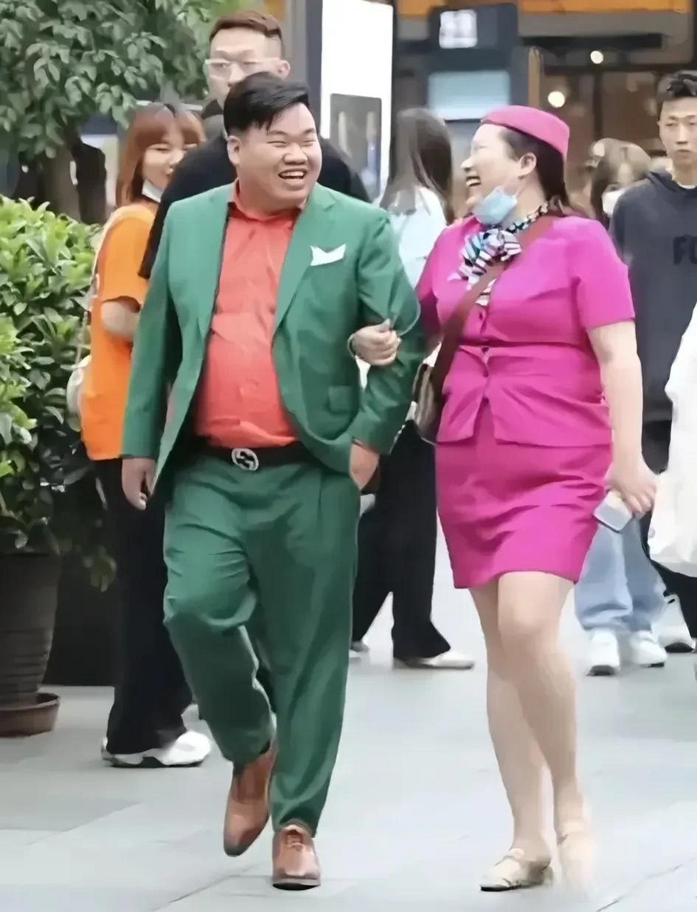 有一种不要脸叫做"自信",真不知这照片中的两男女哪来的自信,明目张胆